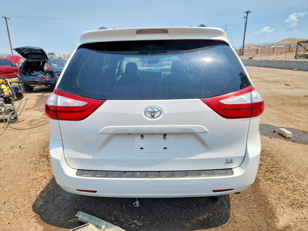 2015 Toyota Sienna Le Белый vin: 5TDJK3DC2FS125947