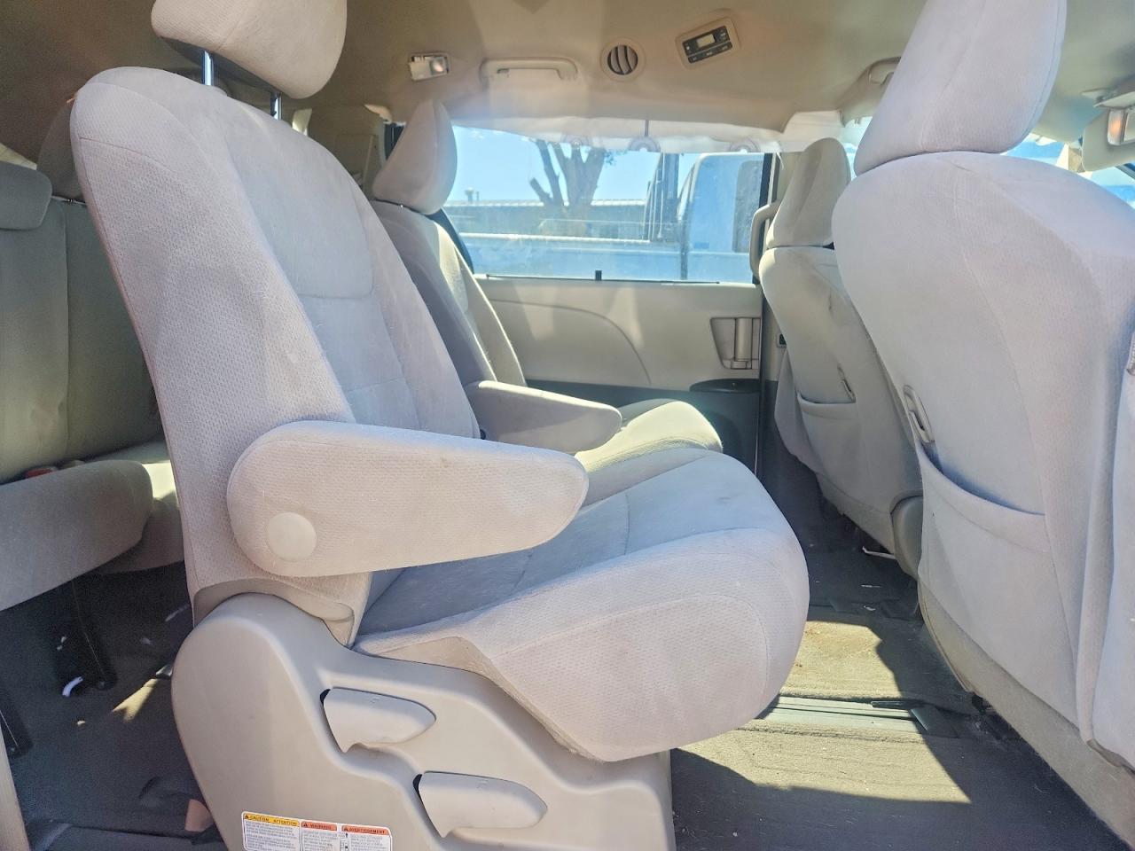 2015 Toyota Sienna Le Белый vin: 5TDJK3DC2FS125947