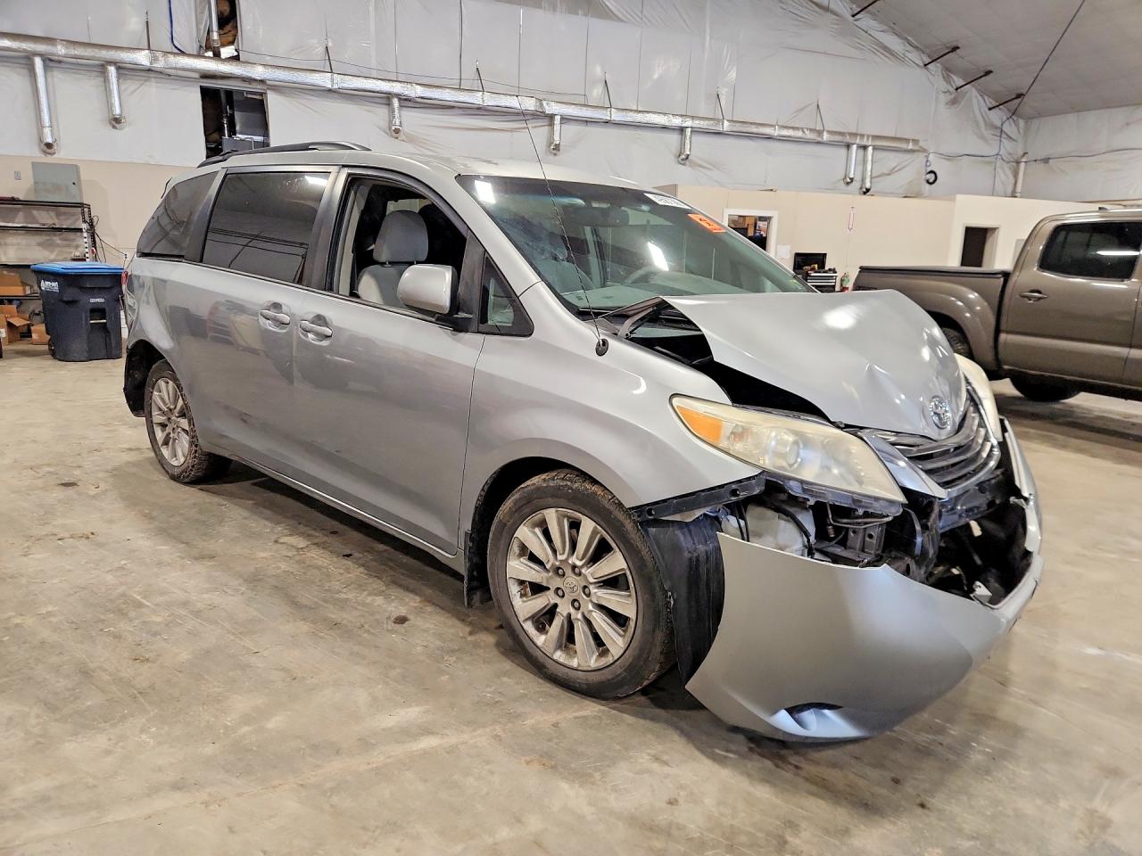 2011 Toyota Sienna Le Silver vin: 5TDJK3DC3BS006654