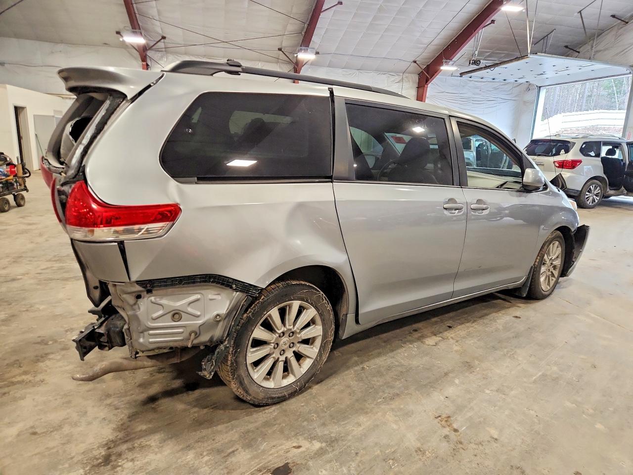 2011 Toyota Sienna Le Silver vin: 5TDJK3DC3BS006654