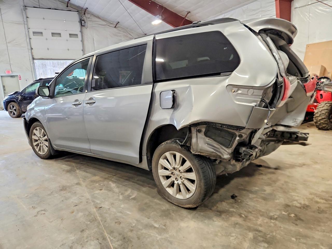 2011 Toyota Sienna Le Silver vin: 5TDJK3DC3BS006654