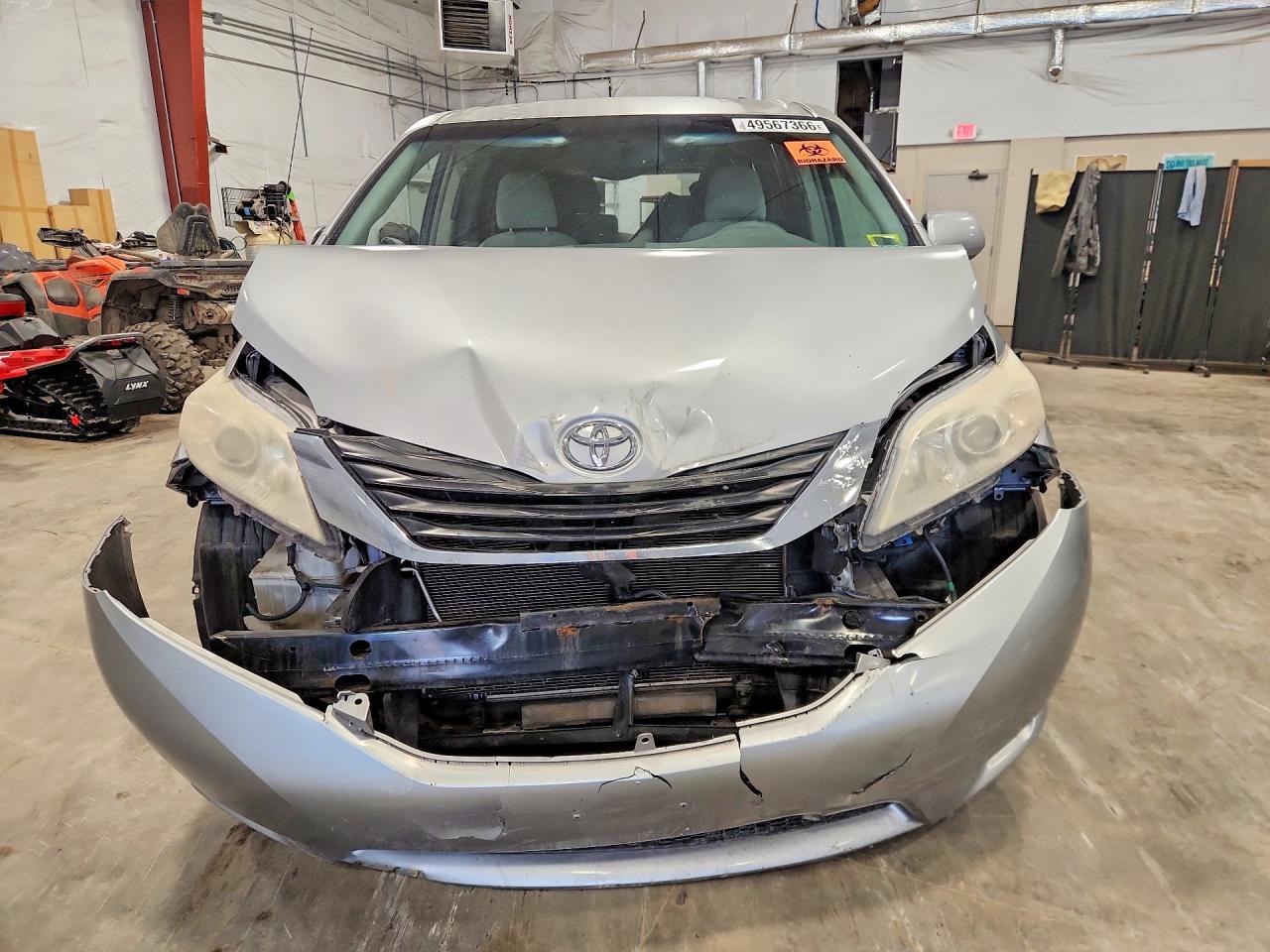 2011 Toyota Sienna Le Silver vin: 5TDJK3DC3BS006654