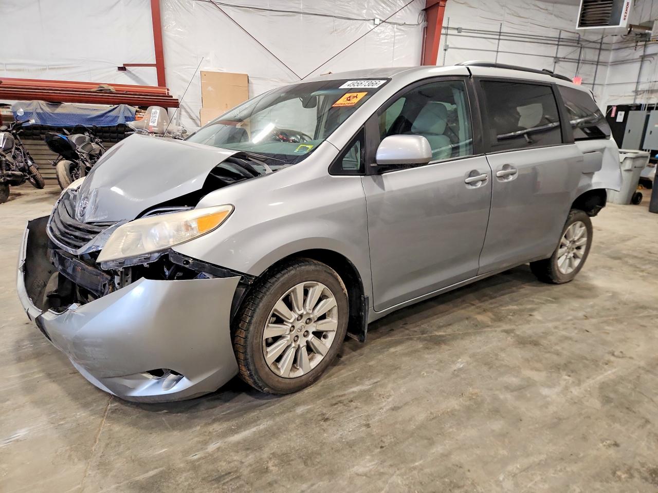 2011 Toyota Sienna Le Silver vin: 5TDJK3DC3BS006654