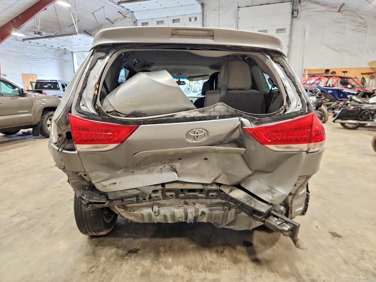 2011 Toyota Sienna Le Silver vin: 5TDJK3DC3BS006654