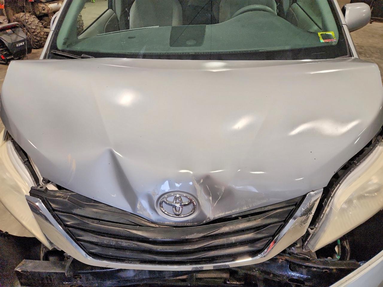 2011 Toyota Sienna Le Silver vin: 5TDJK3DC3BS006654