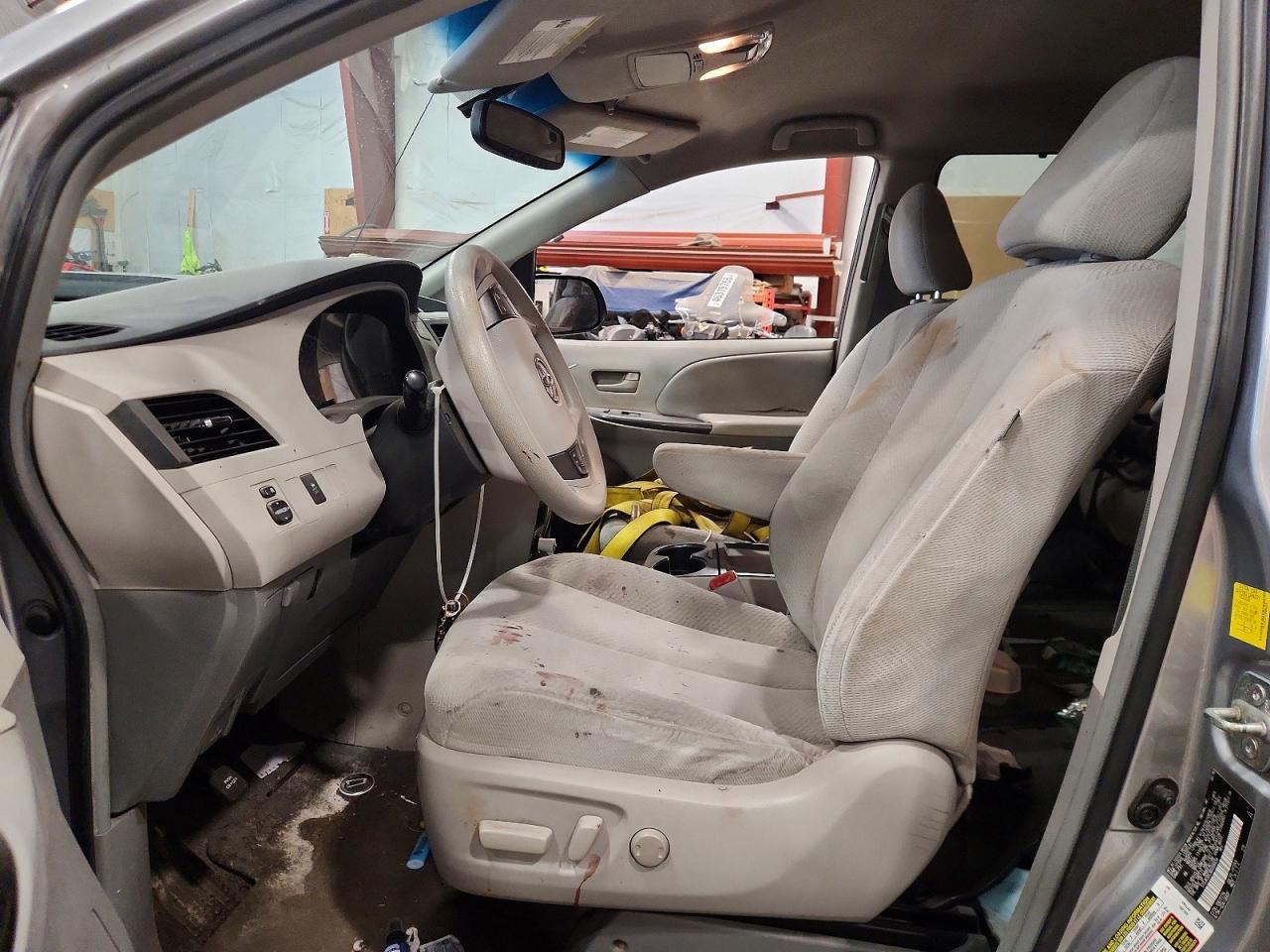 2011 Toyota Sienna Le Silver vin: 5TDJK3DC3BS006654