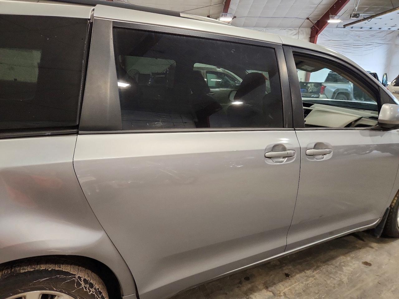 2011 Toyota Sienna Le Silver vin: 5TDJK3DC3BS006654