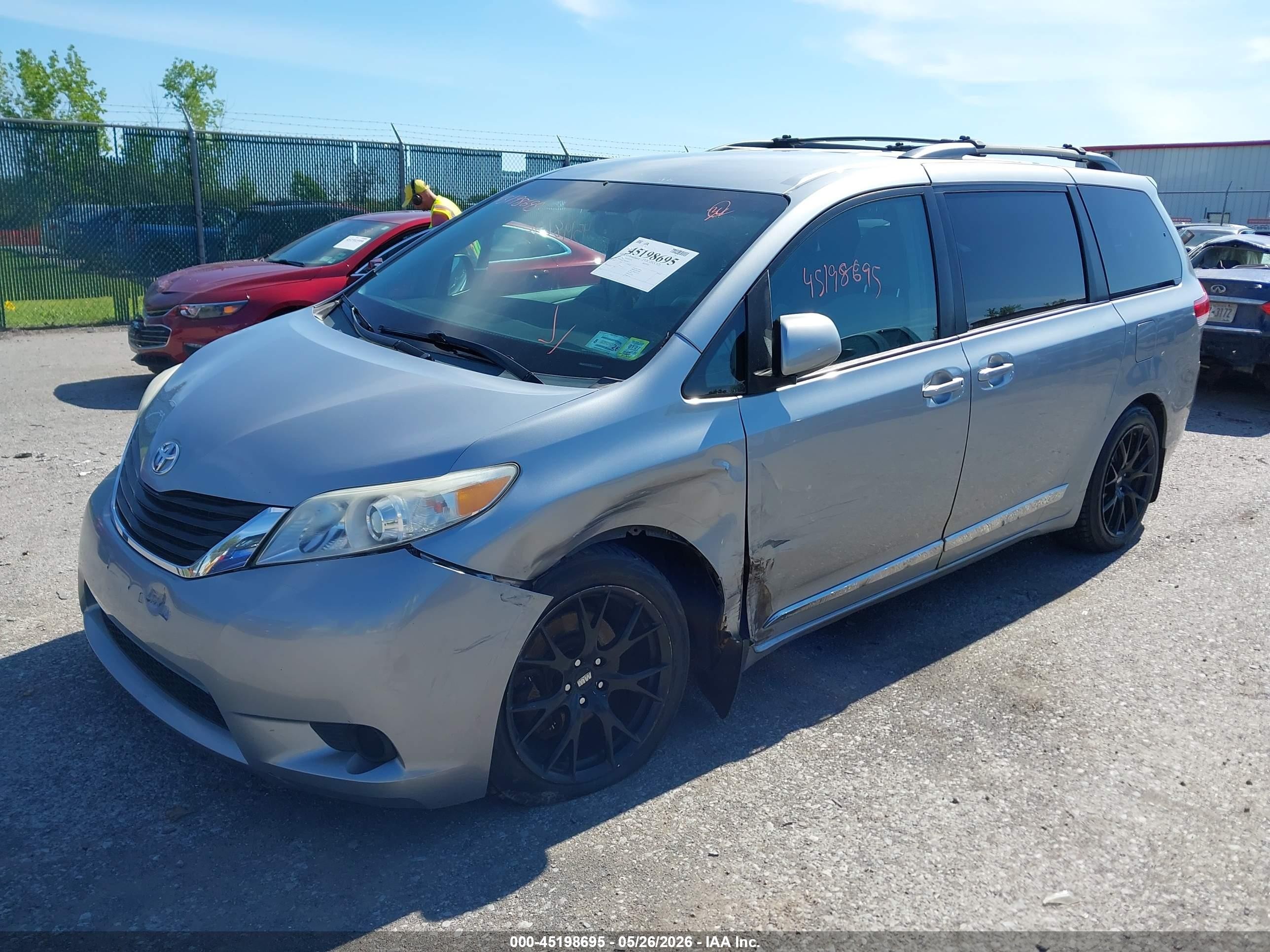 2011 Toyota Sienna Le Серый vin: 5TDJK3DC3BS010915