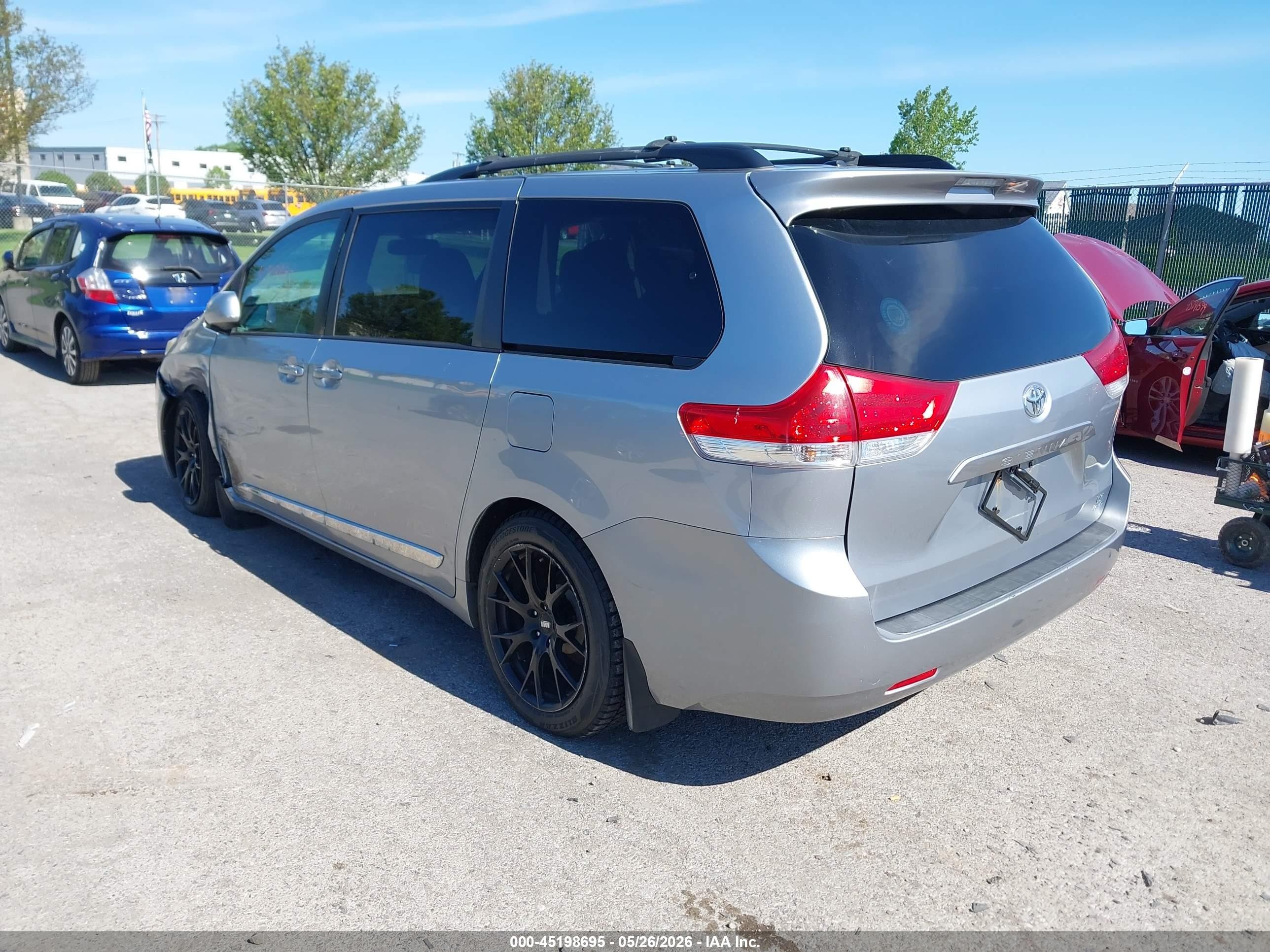 2011 Toyota Sienna Le Серый vin: 5TDJK3DC3BS010915
