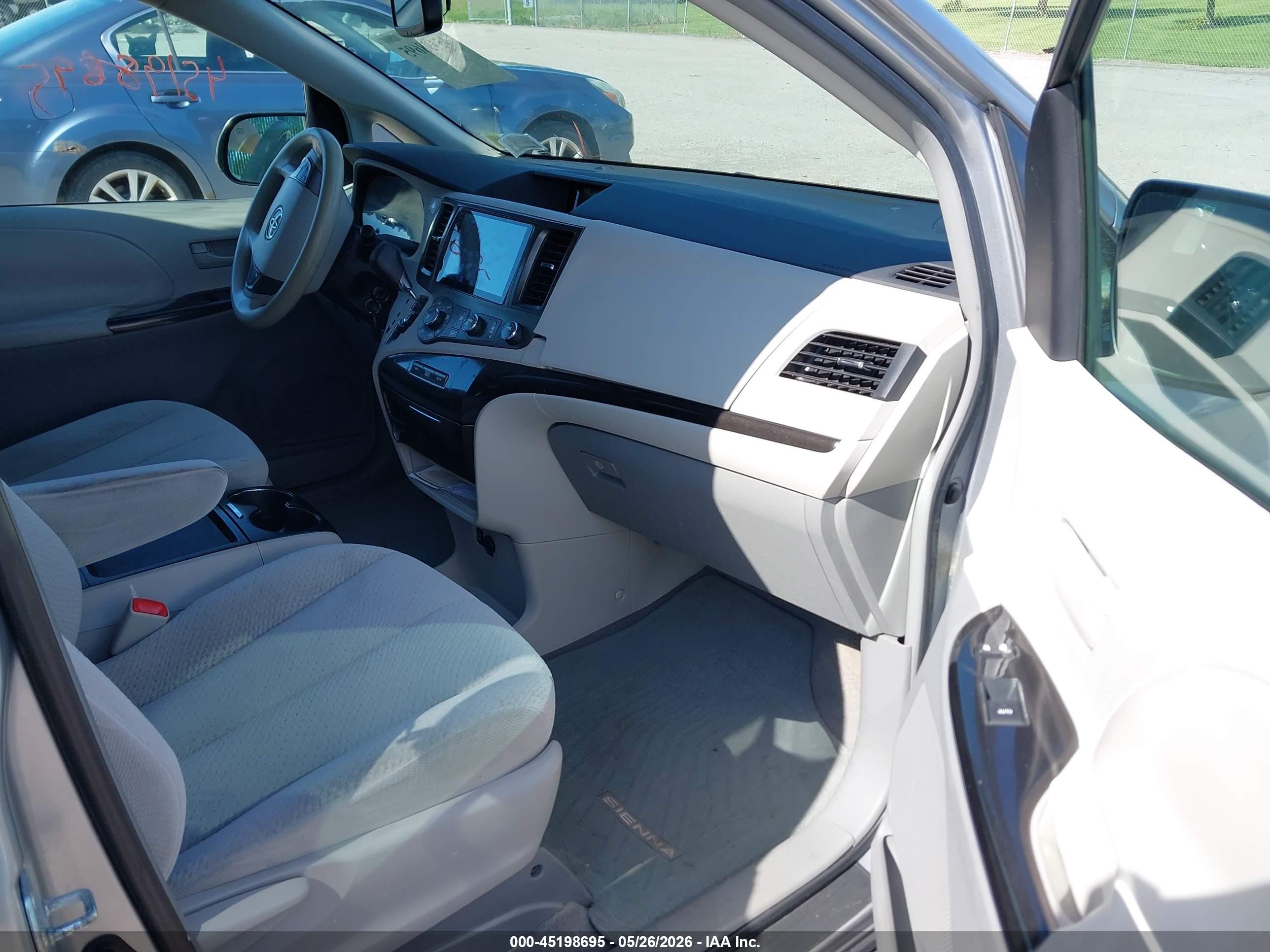 2011 Toyota Sienna Le Серый vin: 5TDJK3DC3BS010915