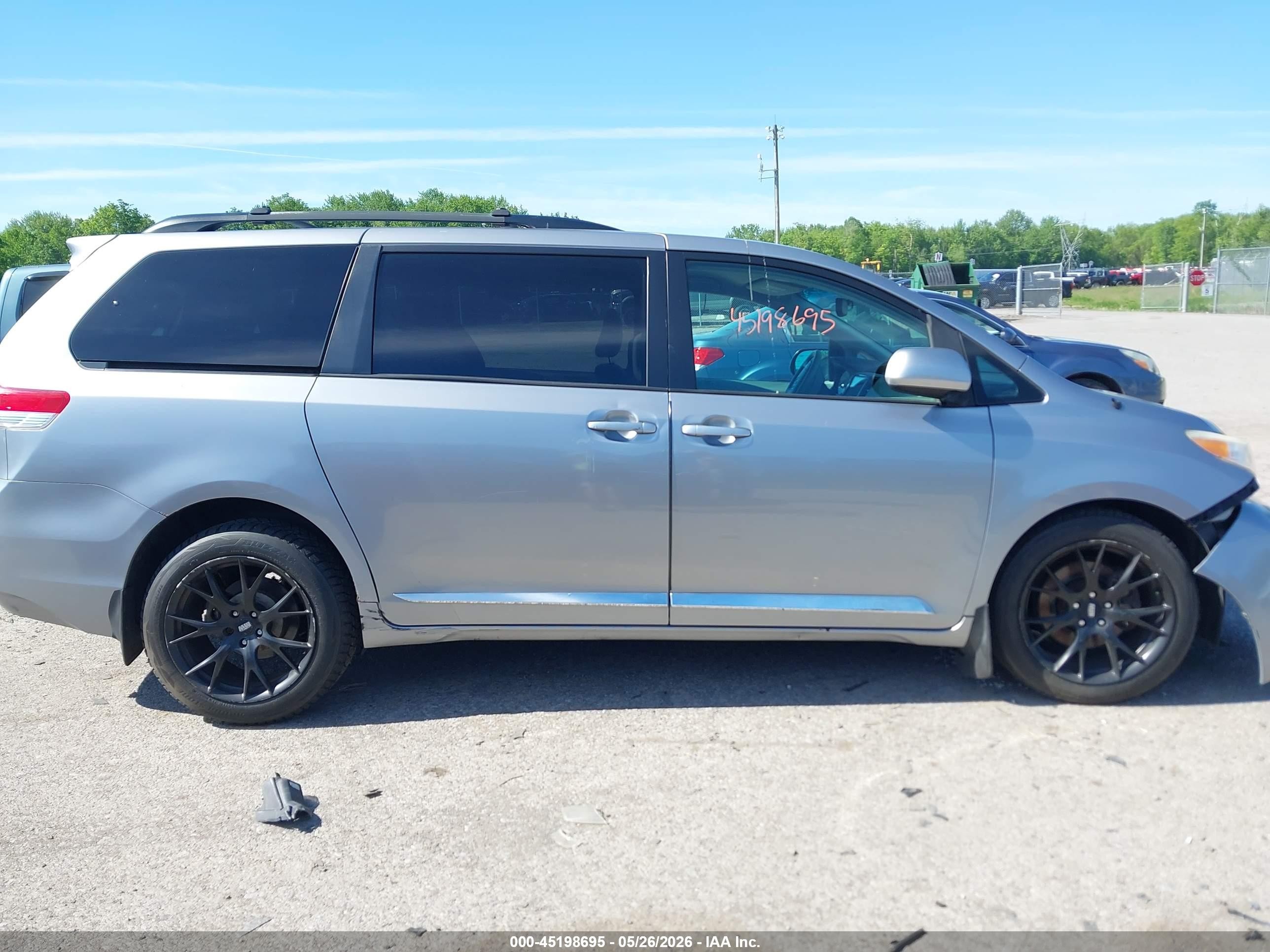 2011 Toyota Sienna Le Серый vin: 5TDJK3DC3BS010915
