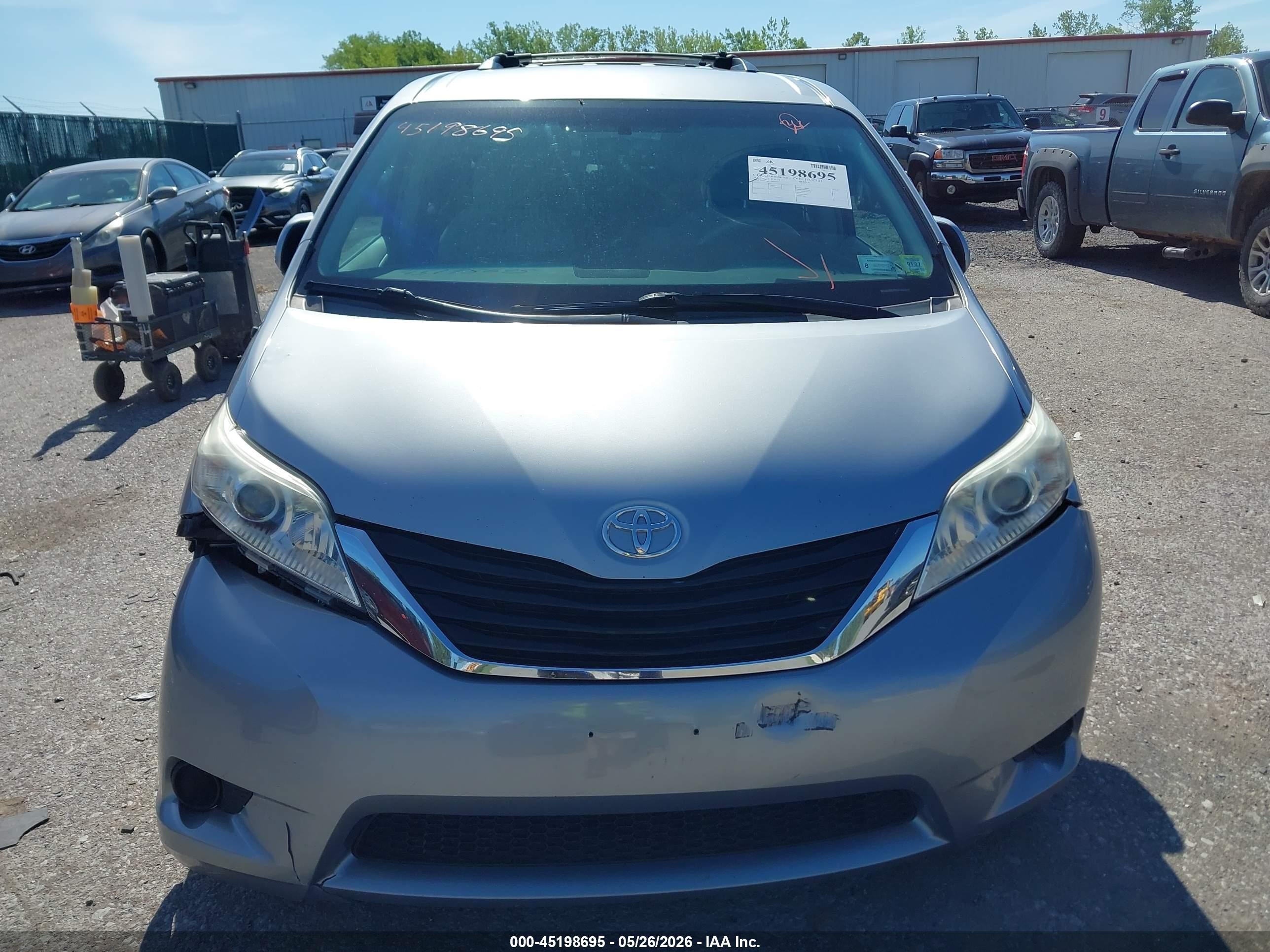 2011 Toyota Sienna Le Серый vin: 5TDJK3DC3BS010915