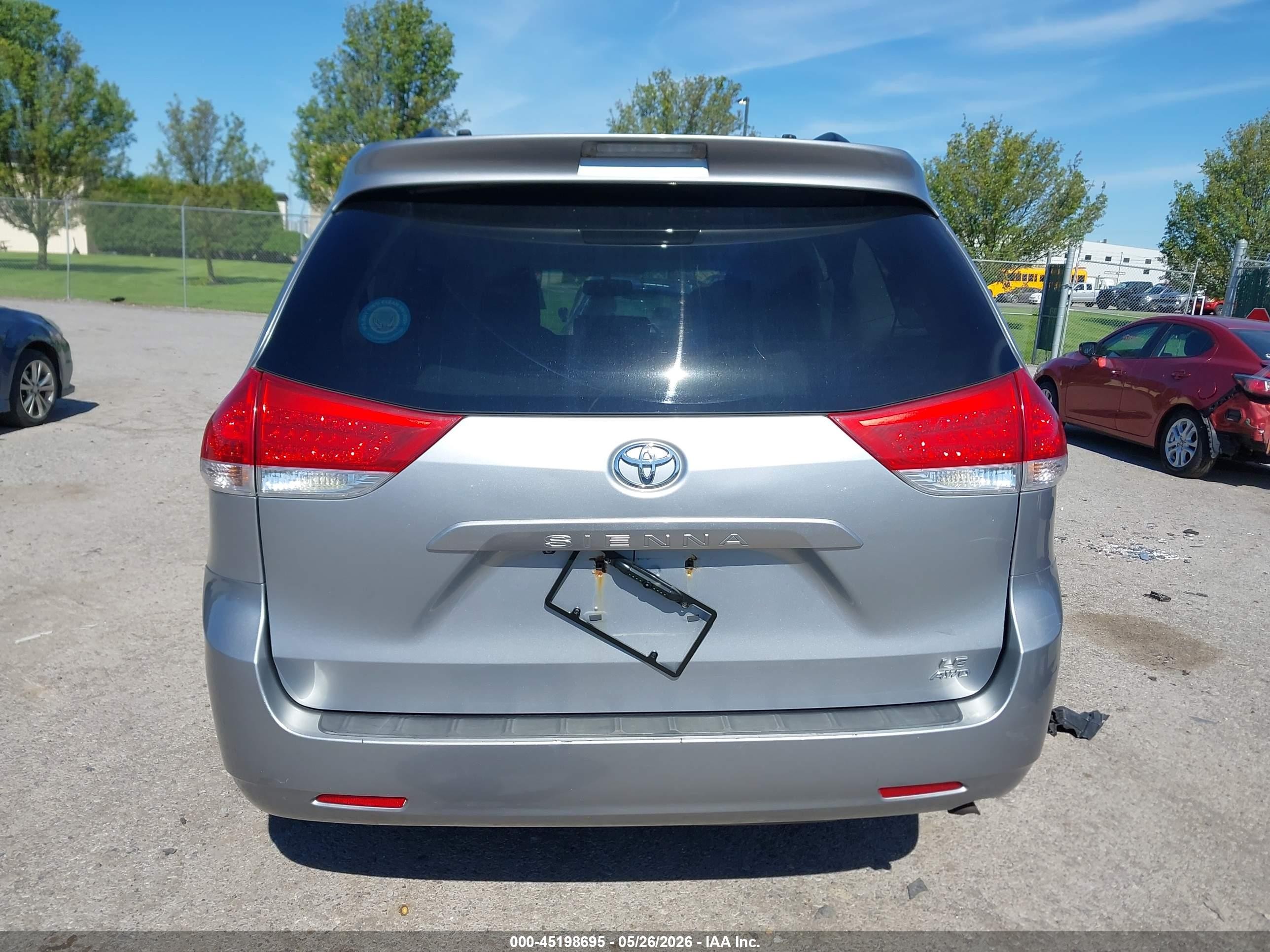 2011 Toyota Sienna Le Серый vin: 5TDJK3DC3BS010915