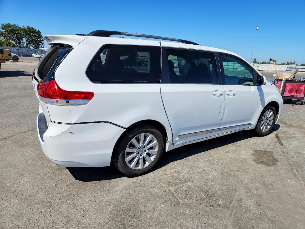 2013 Toyota Sienna Le White vin: 5TDJK3DC3DS050866