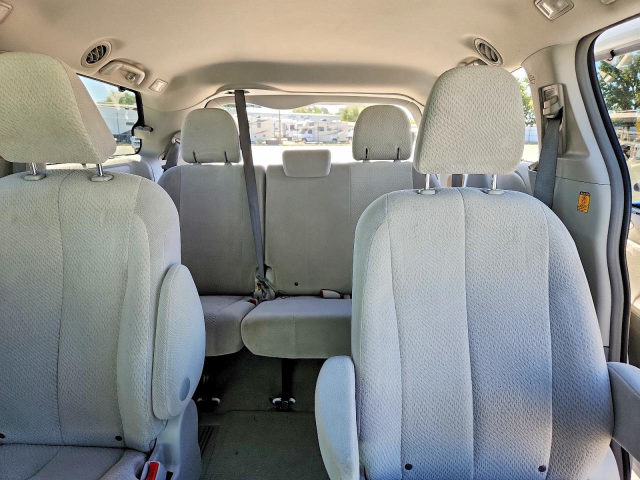 2013 Toyota Sienna Le White vin: 5TDJK3DC3DS050866