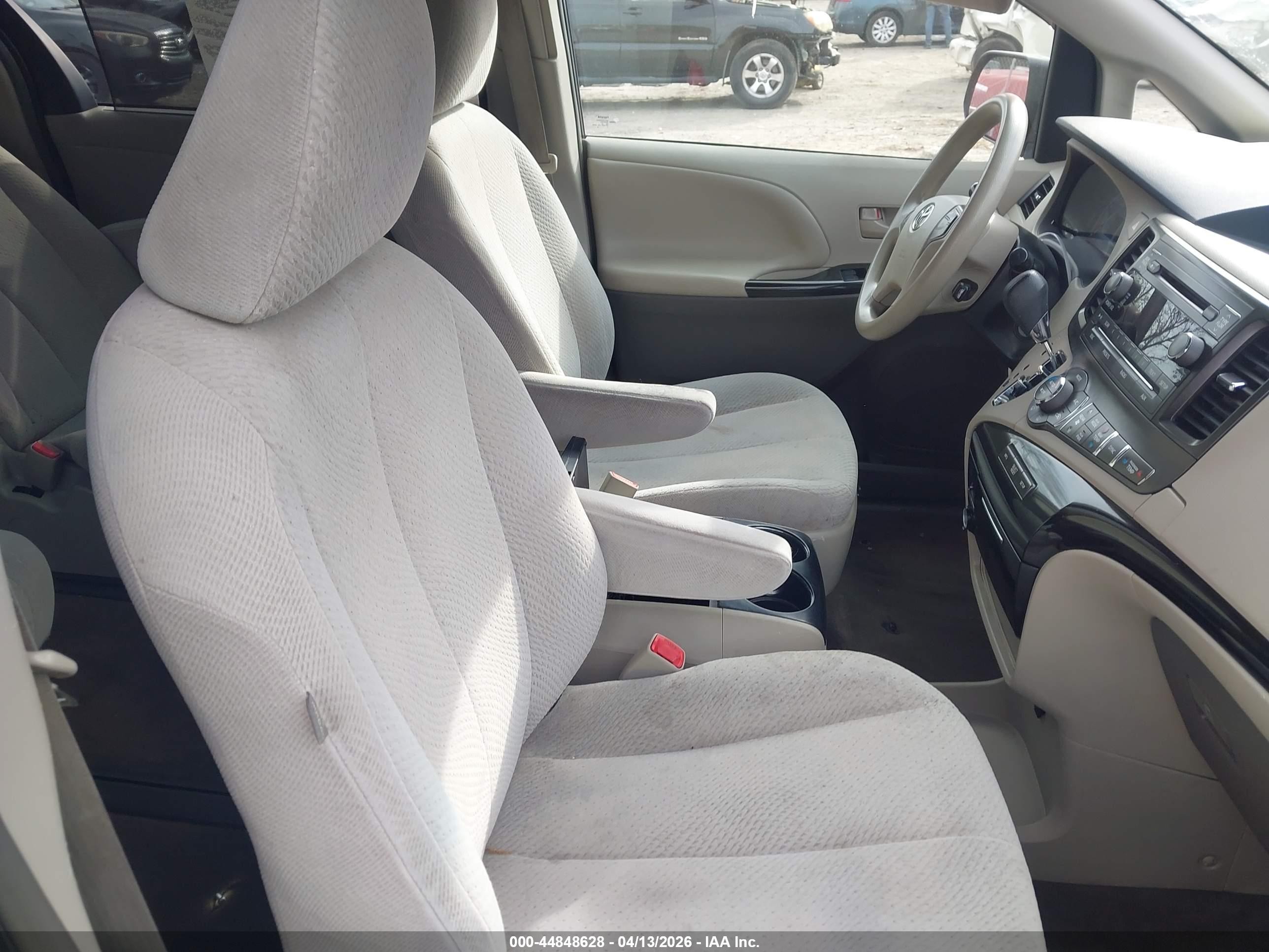 2013 Toyota Sienna Le 7 Passenger Red vin: 5TDJK3DC3DS051189