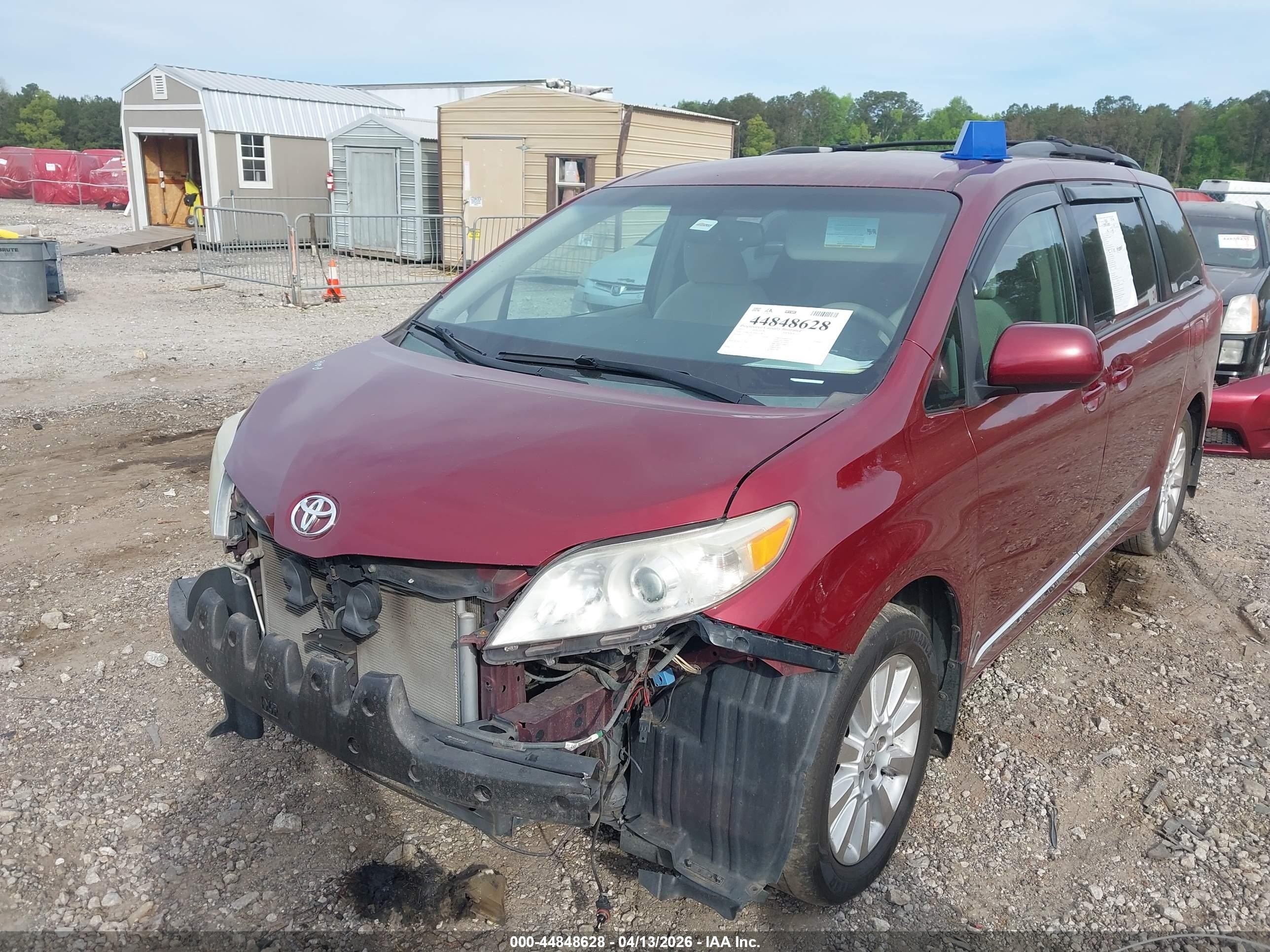 2013 Toyota Sienna Le 7 Passenger Red vin: 5TDJK3DC3DS051189
