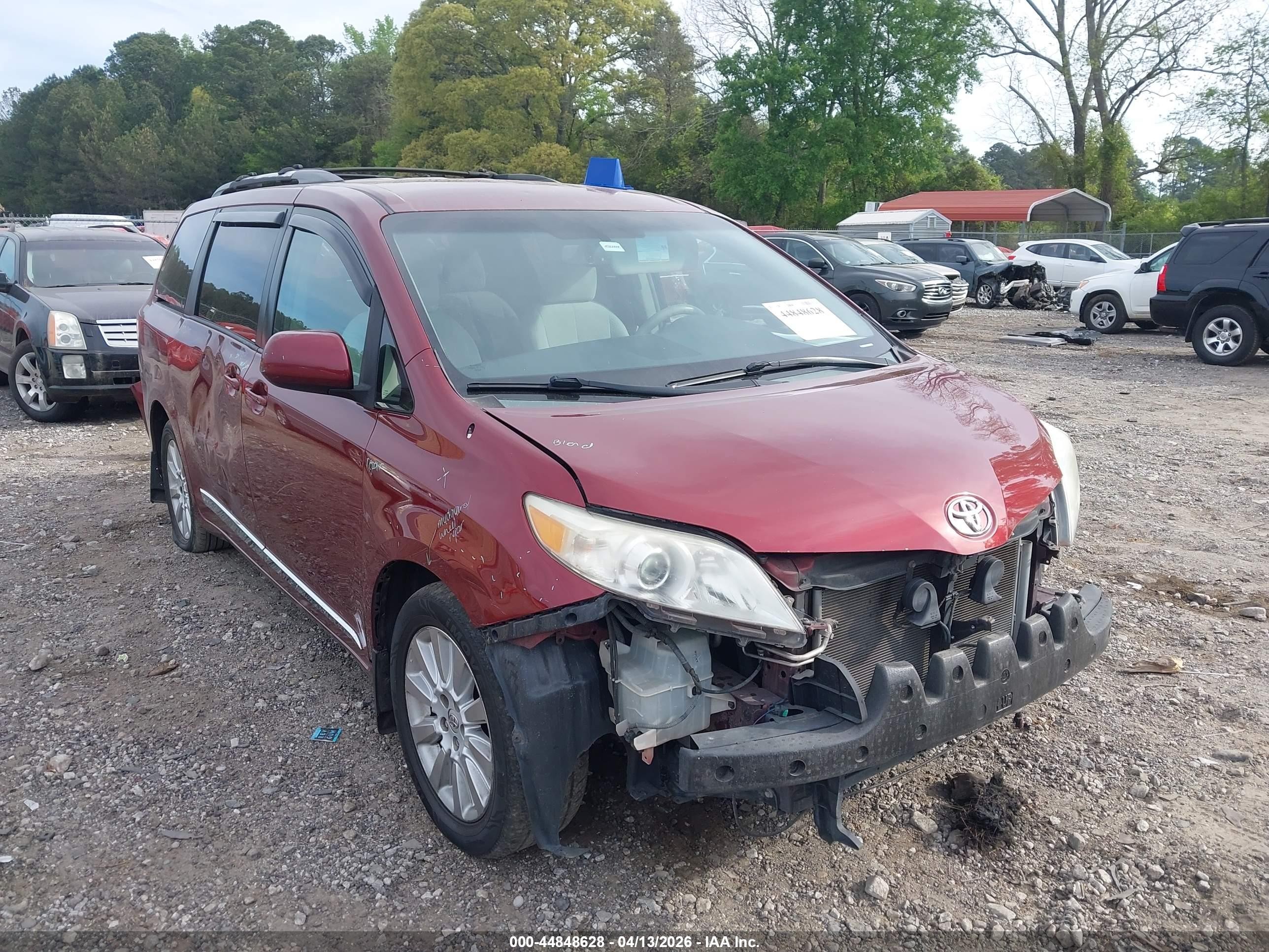 2013 Toyota Sienna Le 7 Passenger Red vin: 5TDJK3DC3DS051189