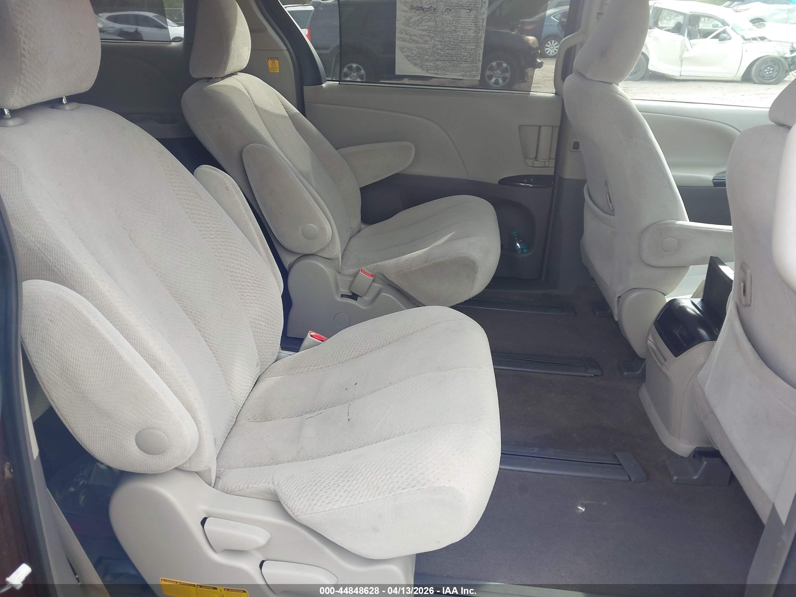 2013 Toyota Sienna Le 7 Passenger Red vin: 5TDJK3DC3DS051189