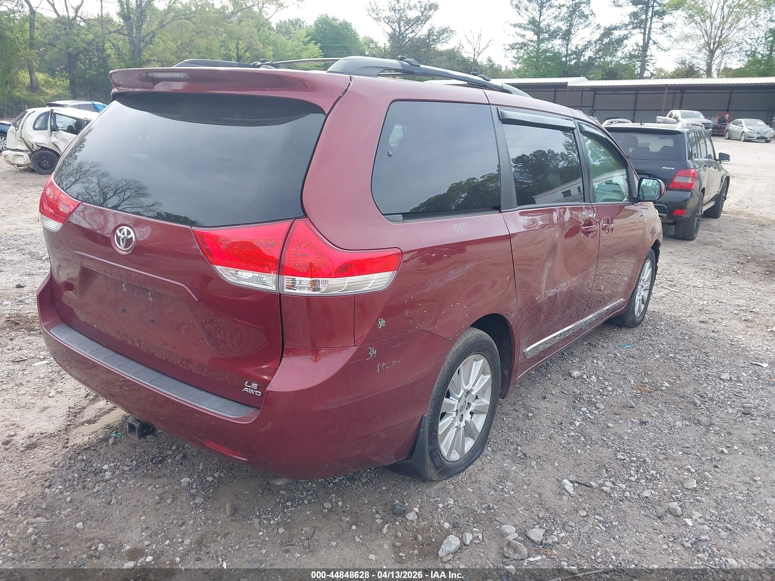2013 Toyota Sienna Le 7 Passenger Red vin: 5TDJK3DC3DS051189