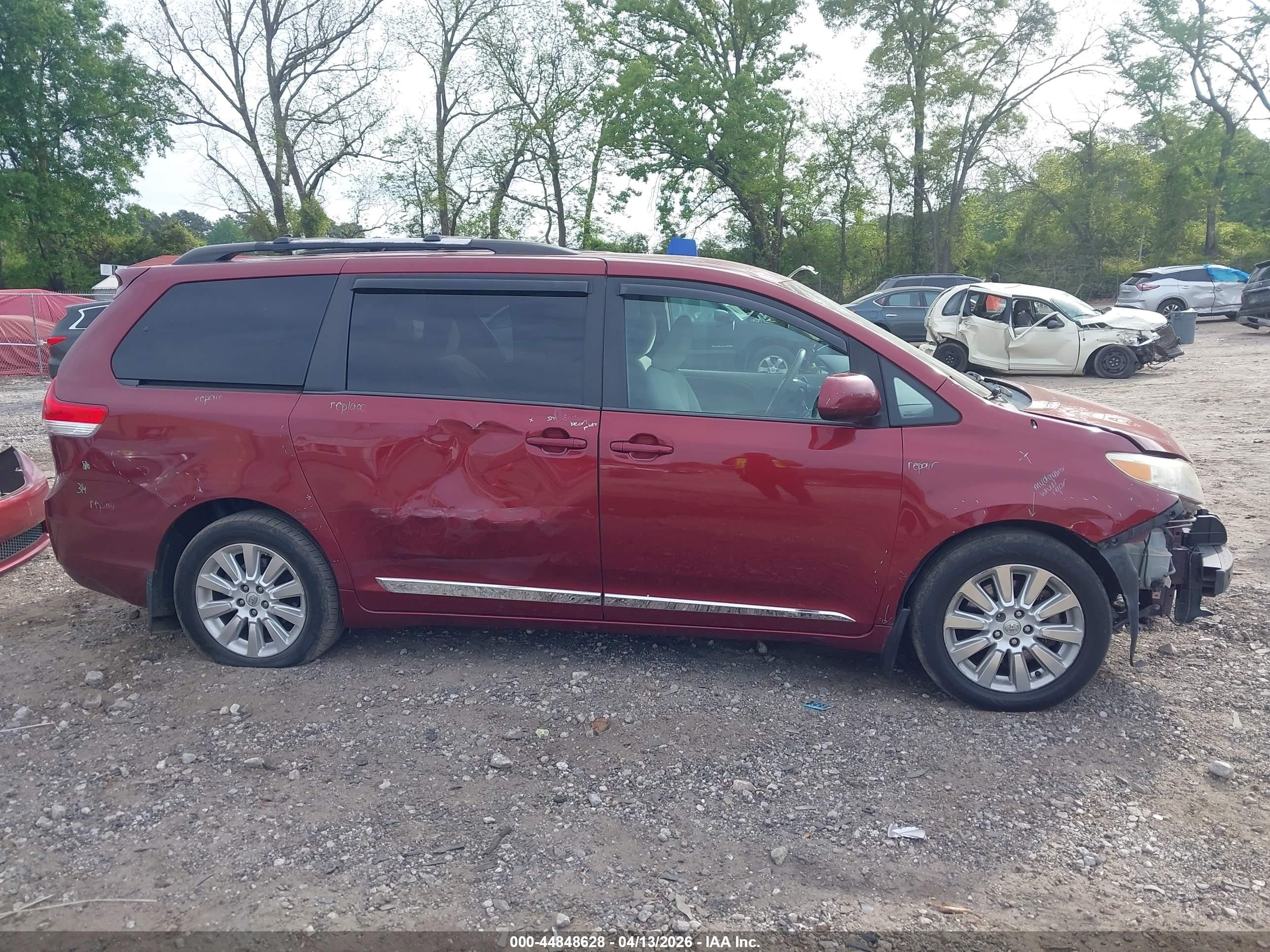 2013 Toyota Sienna Le 7 Passenger Red vin: 5TDJK3DC3DS051189