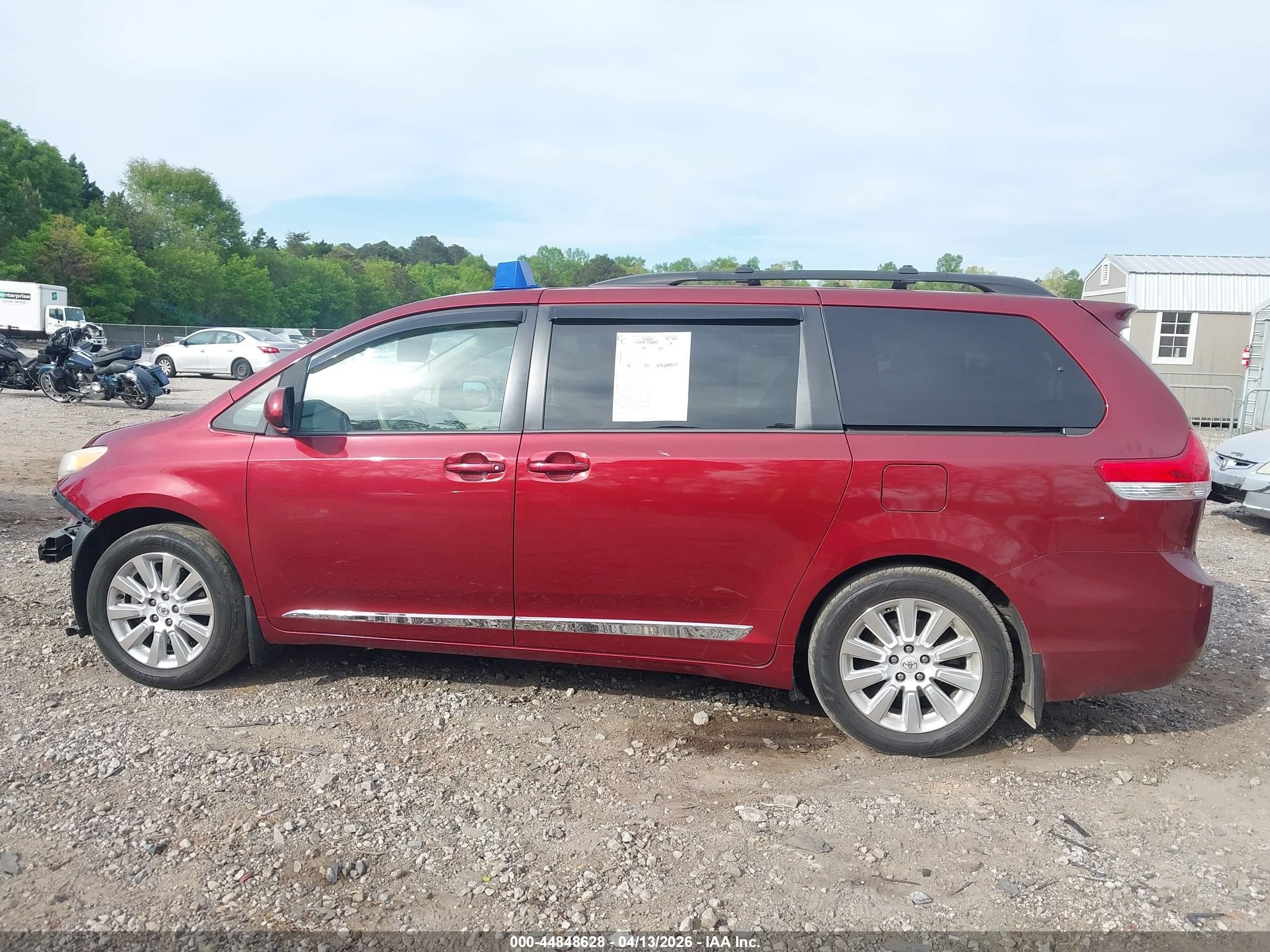2013 Toyota Sienna Le 7 Passenger Red vin: 5TDJK3DC3DS051189