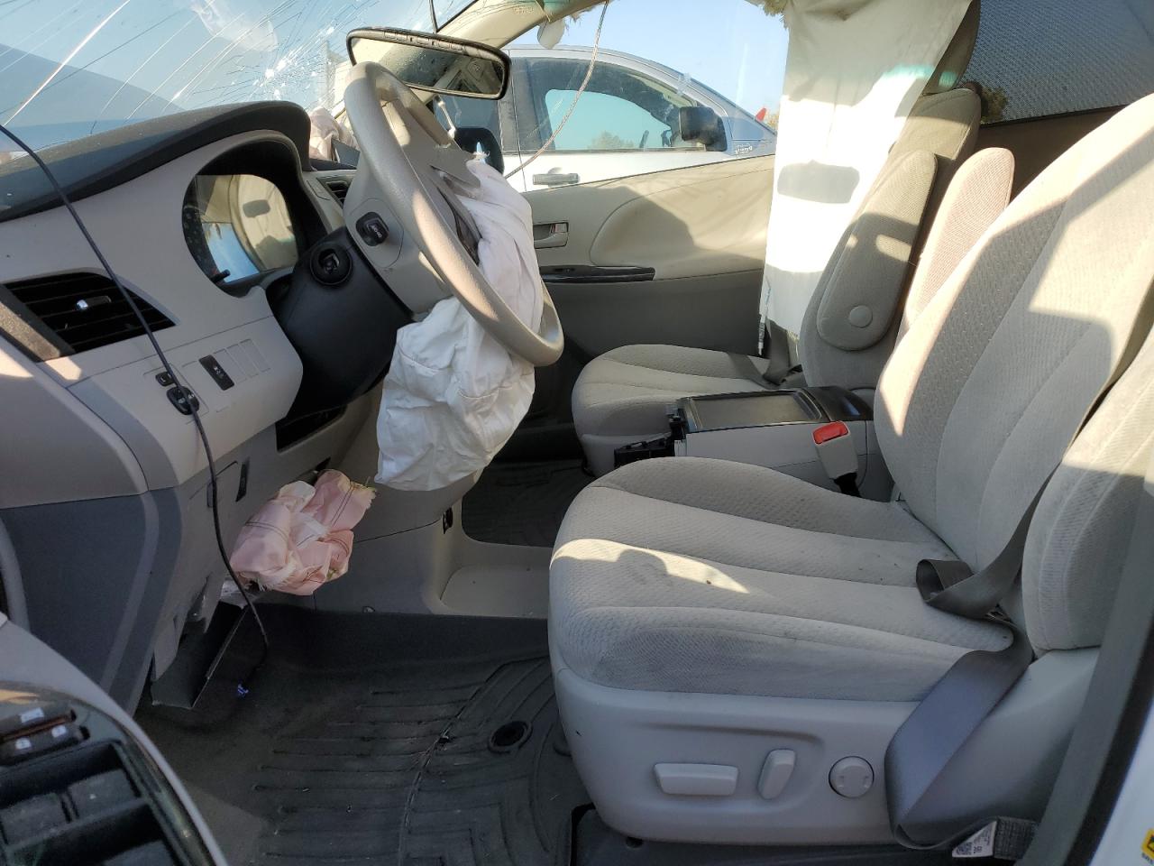 2013 Toyota Sienna Le White vin: 5TDJK3DC3DS057493