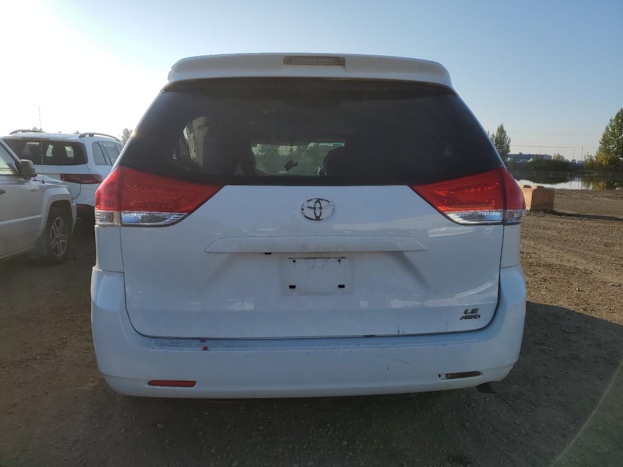 2013 Toyota Sienna Le White vin: 5TDJK3DC3DS057493