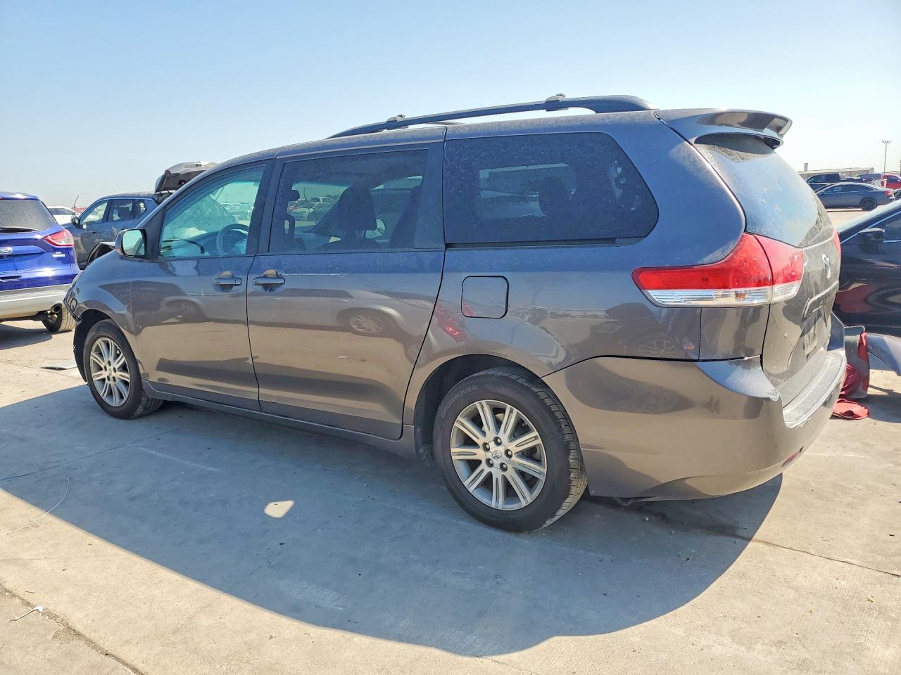2013 Toyota Sienna Le Серый vin: 5TDJK3DC3DS062127