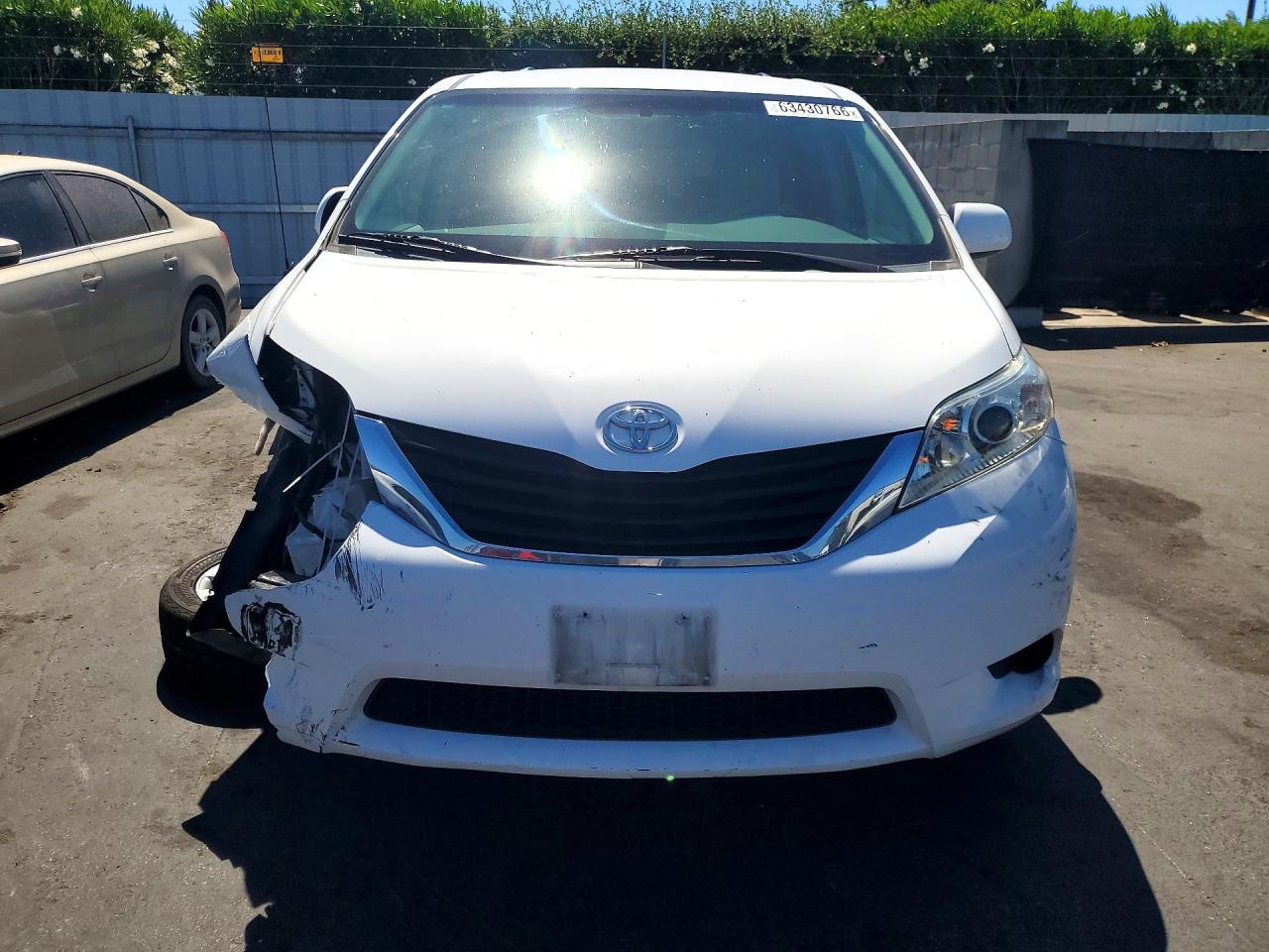 2014 Toyota Sienna Le White vin: 5TDJK3DC3ES084825