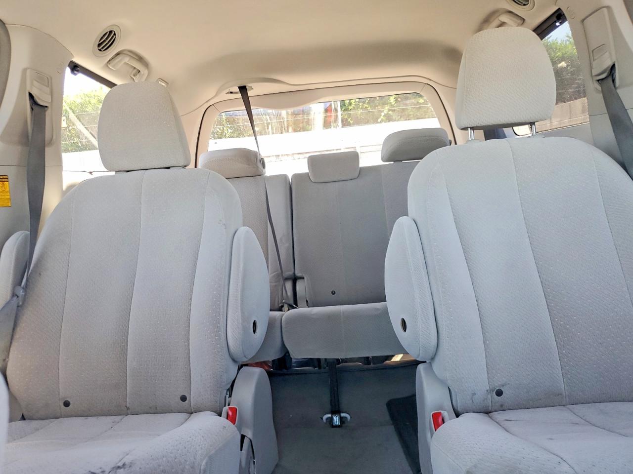 2014 Toyota Sienna Le White vin: 5TDJK3DC3ES084825