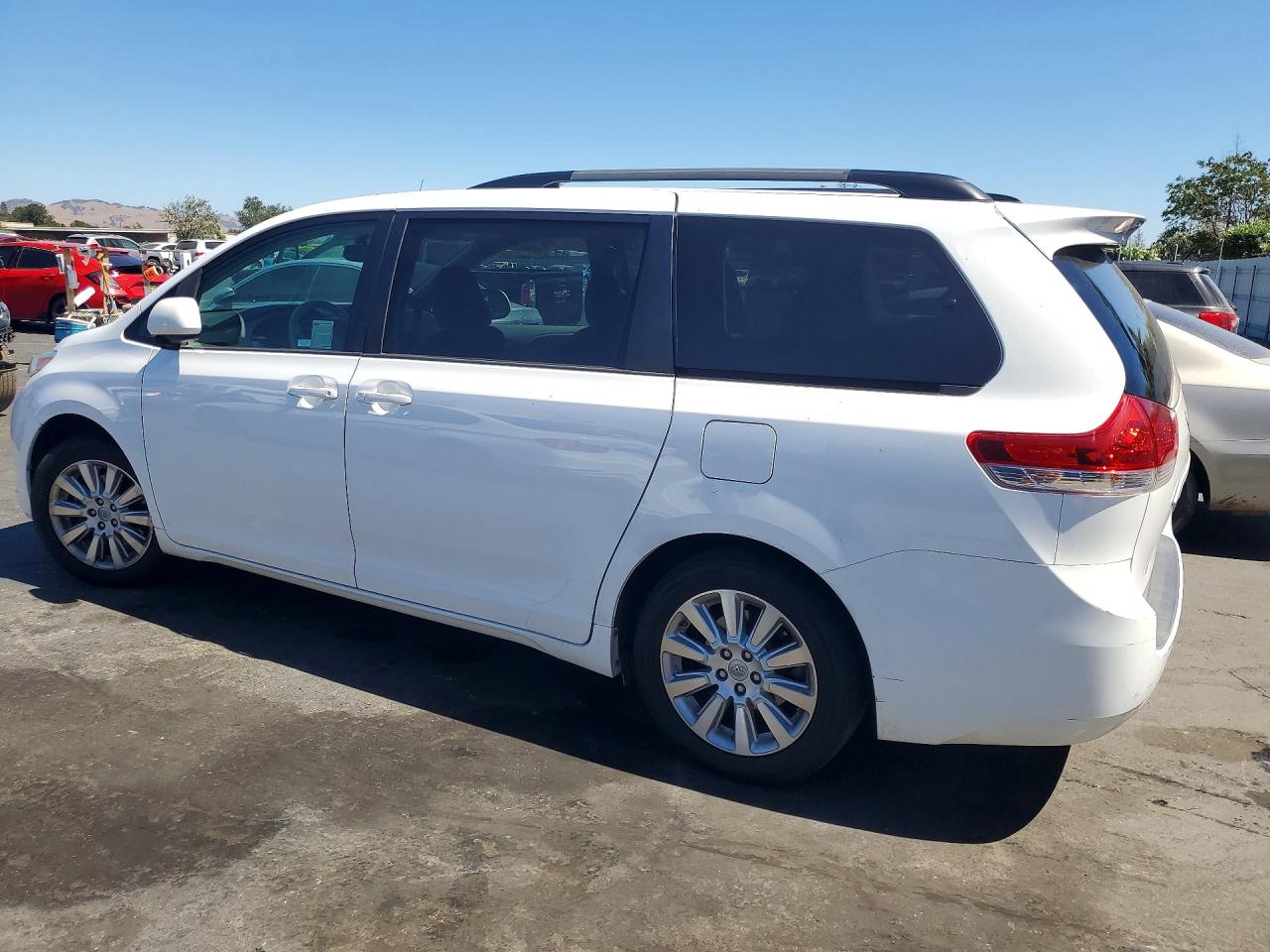 2014 Toyota Sienna Le White vin: 5TDJK3DC3ES084825