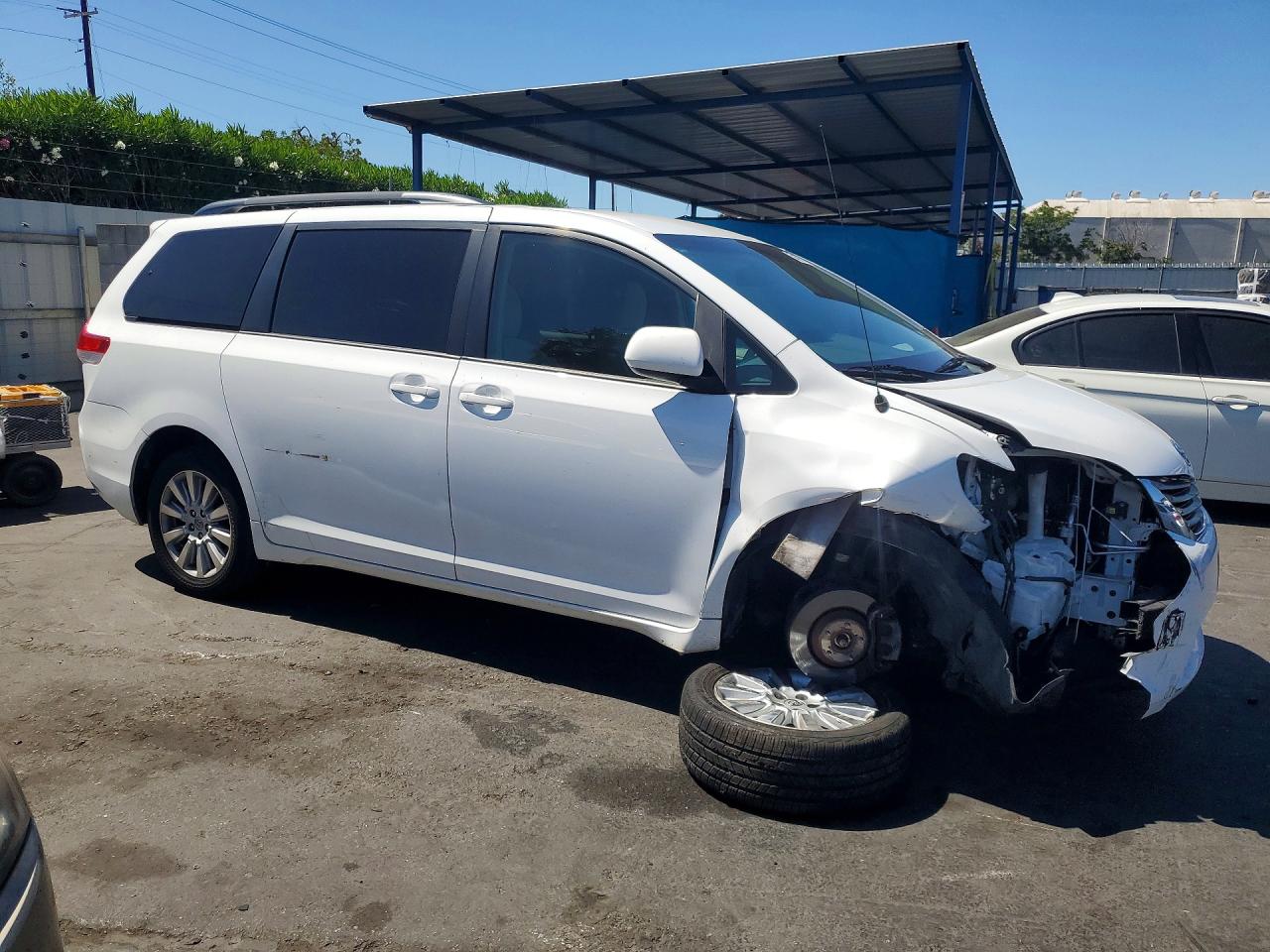 2014 Toyota Sienna Le White vin: 5TDJK3DC3ES084825