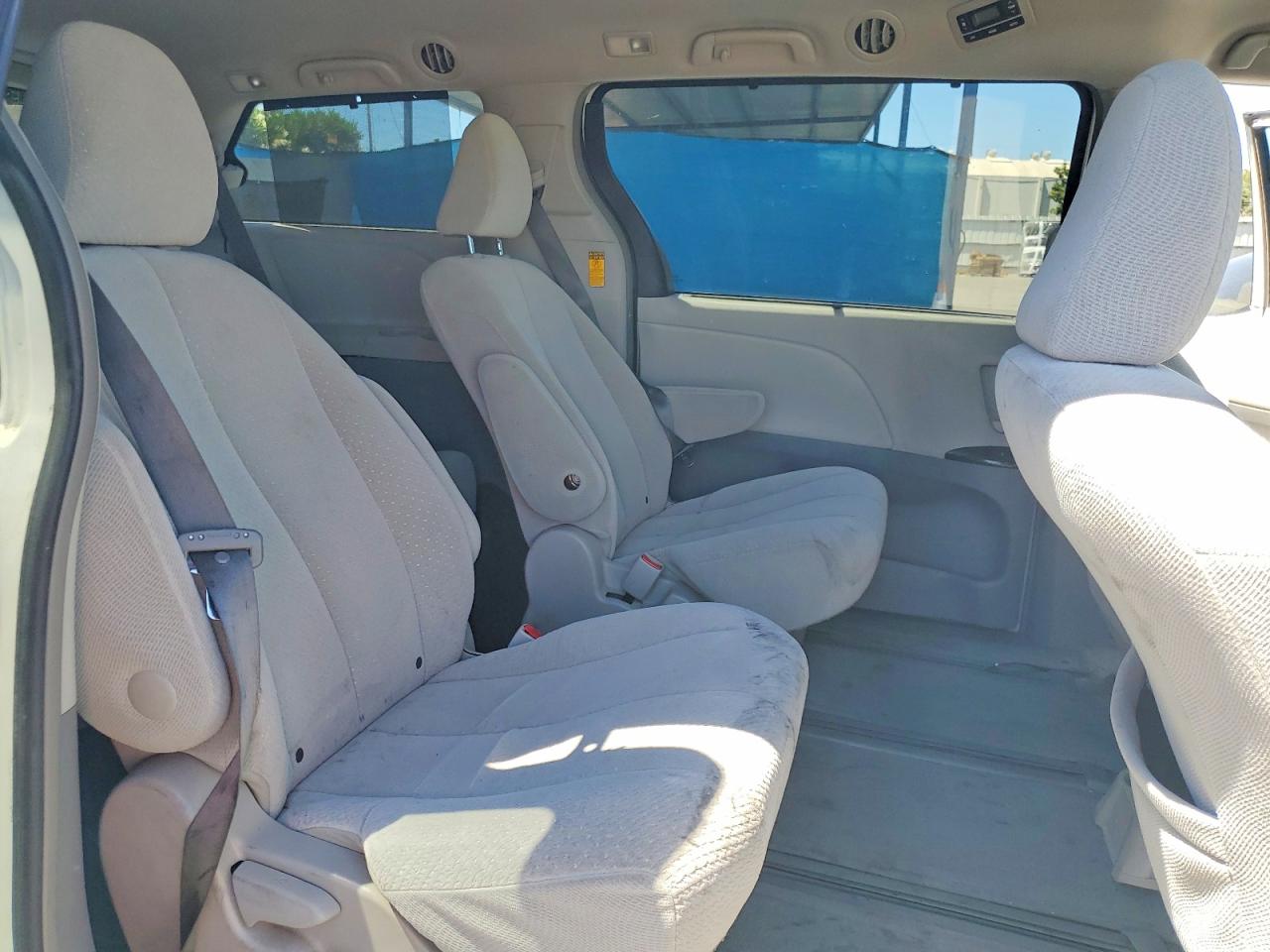 2014 Toyota Sienna Le White vin: 5TDJK3DC3ES084825