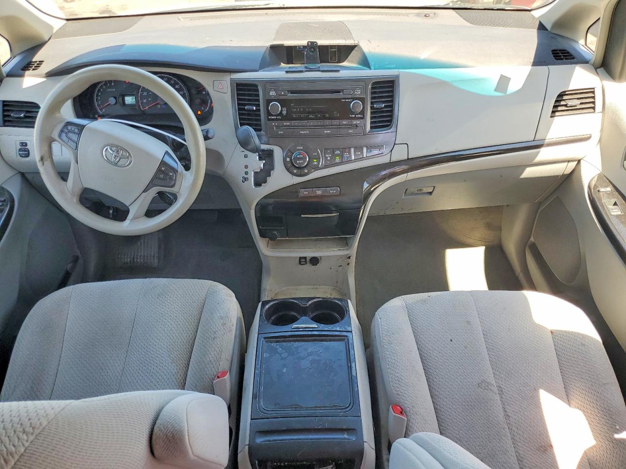 2014 Toyota Sienna Le White vin: 5TDJK3DC3ES084825