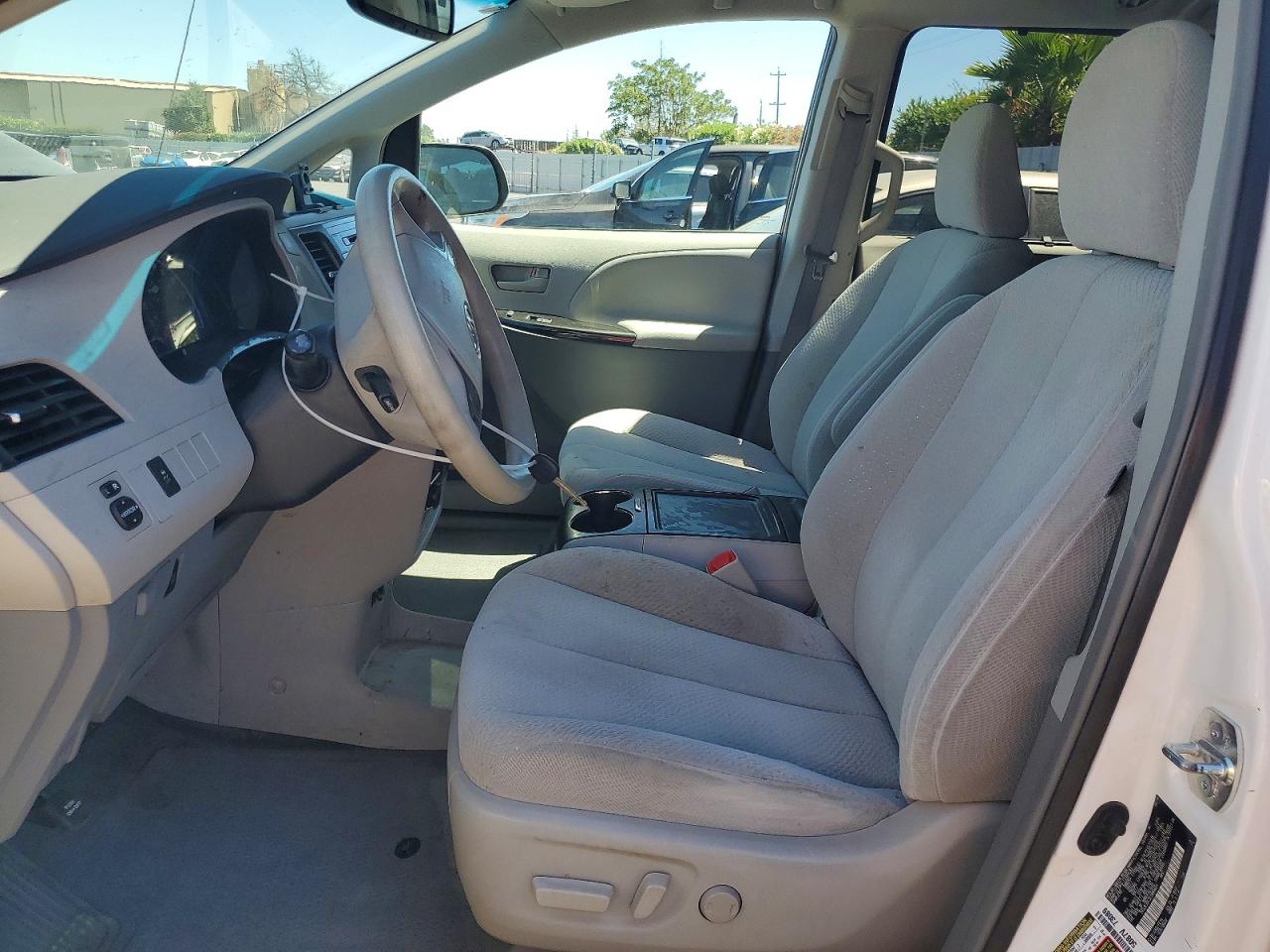 2014 Toyota Sienna Le White vin: 5TDJK3DC3ES084825