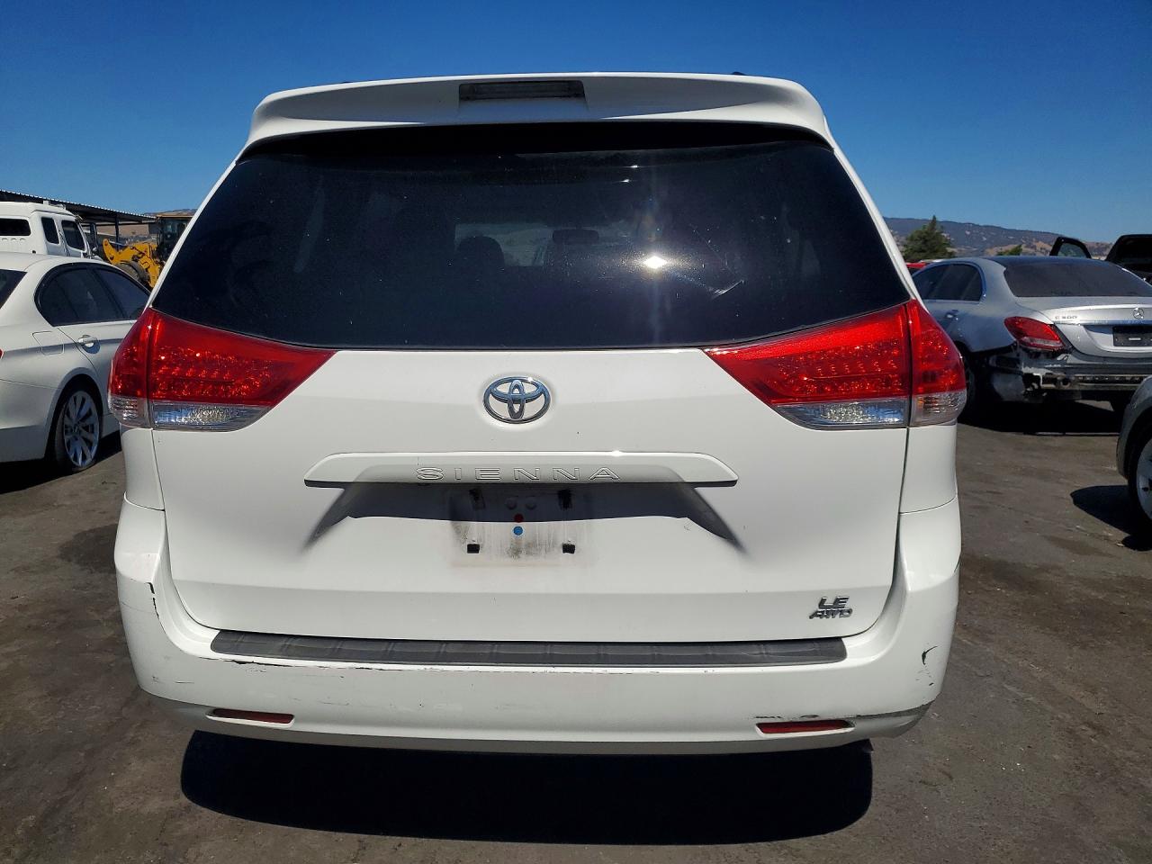 2014 Toyota Sienna Le White vin: 5TDJK3DC3ES084825