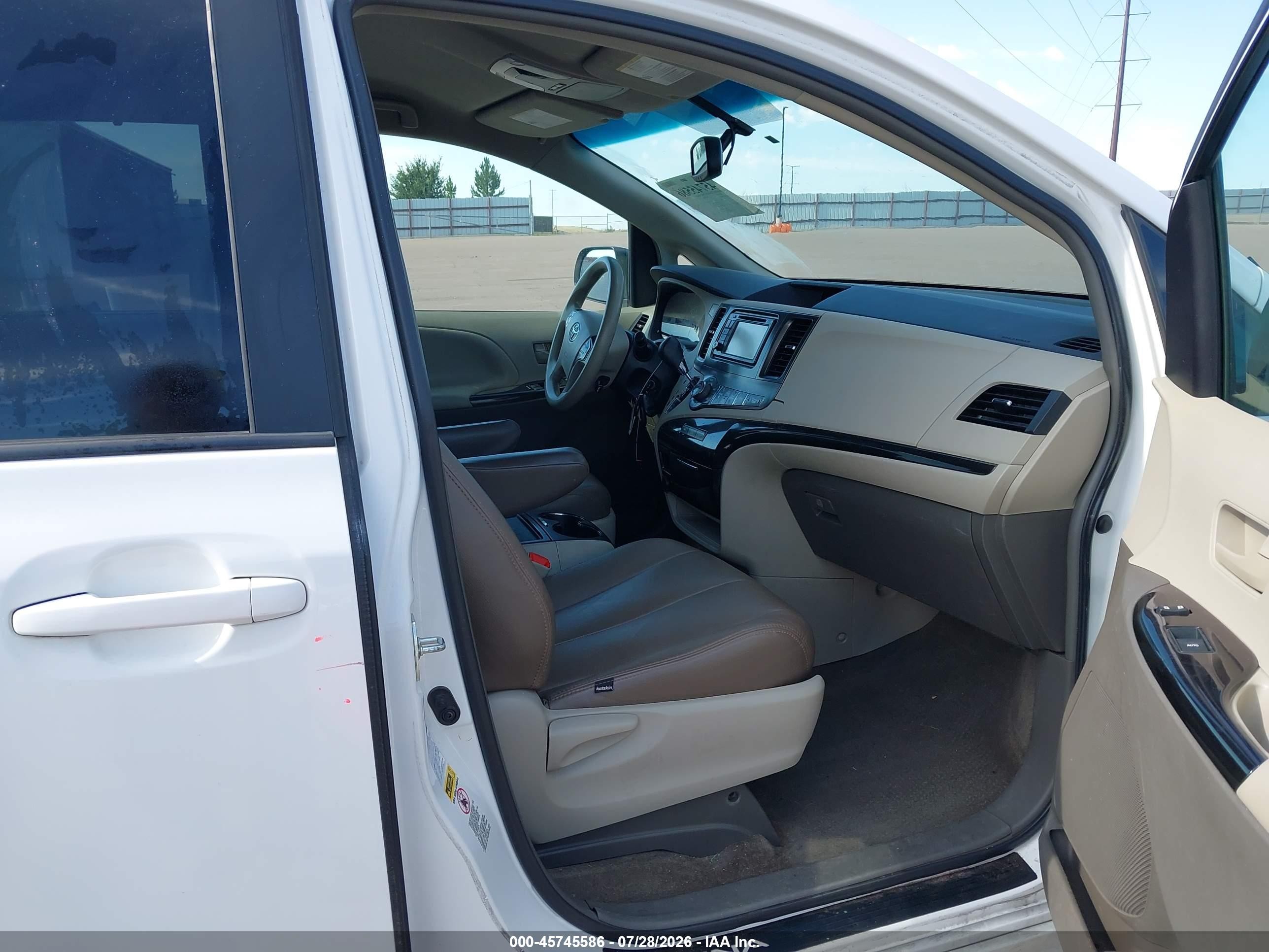 2014 Toyota Sienna Le 7 Passenger White vin: 5TDJK3DC3ES089930