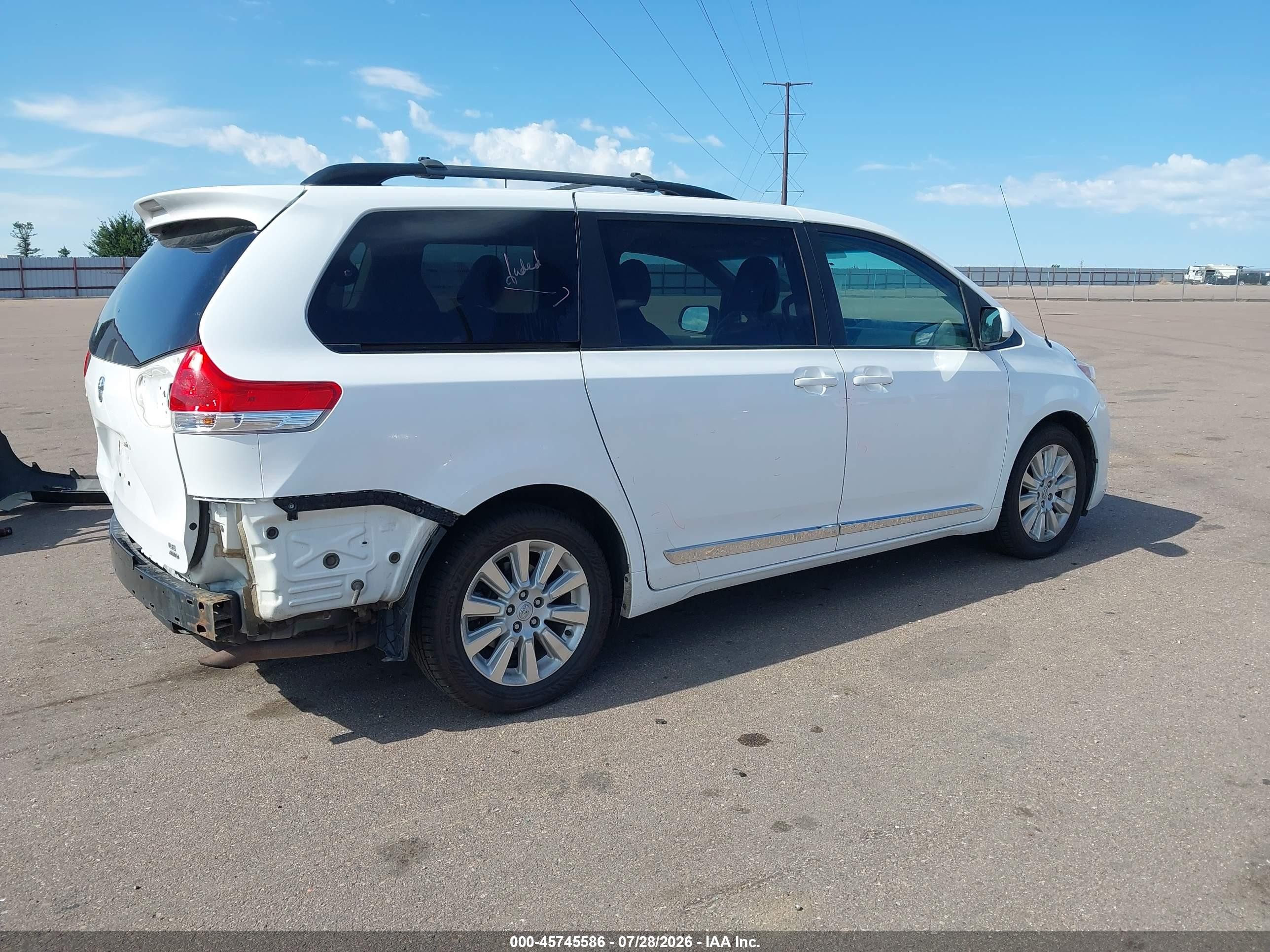 2014 Toyota Sienna Le 7 Passenger White vin: 5TDJK3DC3ES089930