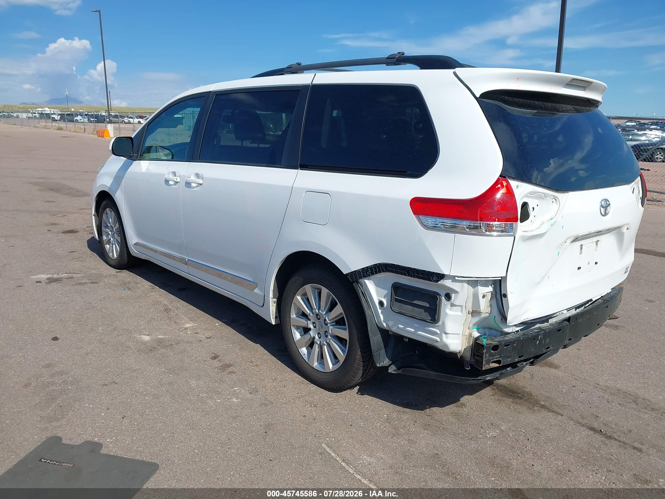 2014 Toyota Sienna Le 7 Passenger White vin: 5TDJK3DC3ES089930