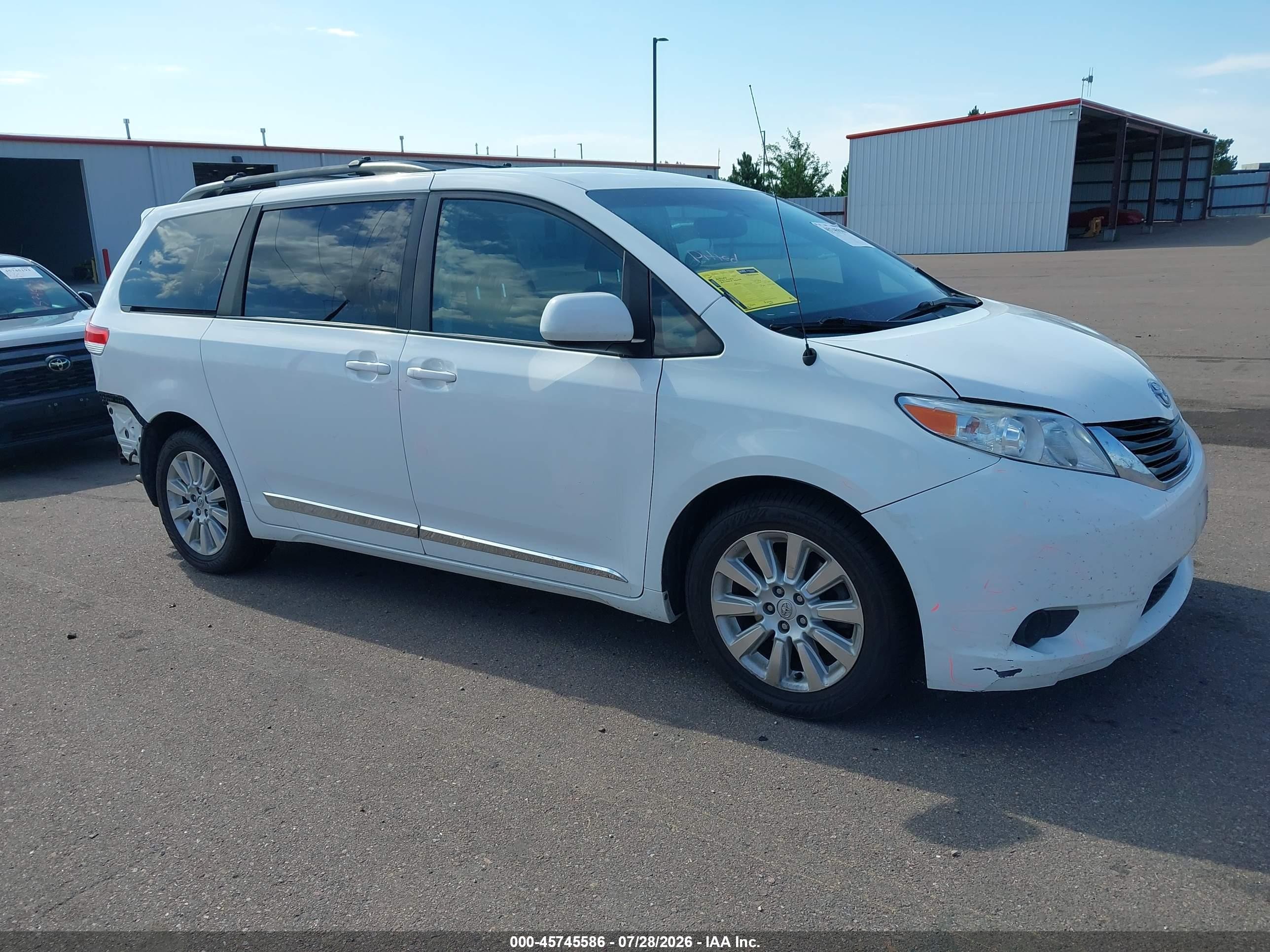 2014 Toyota Sienna Le 7 Passenger White vin: 5TDJK3DC3ES089930