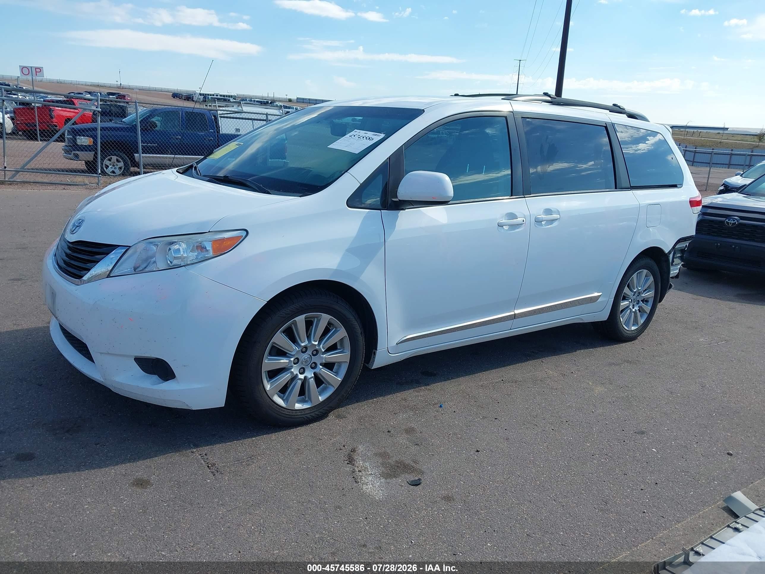 2014 Toyota Sienna Le 7 Passenger White vin: 5TDJK3DC3ES089930