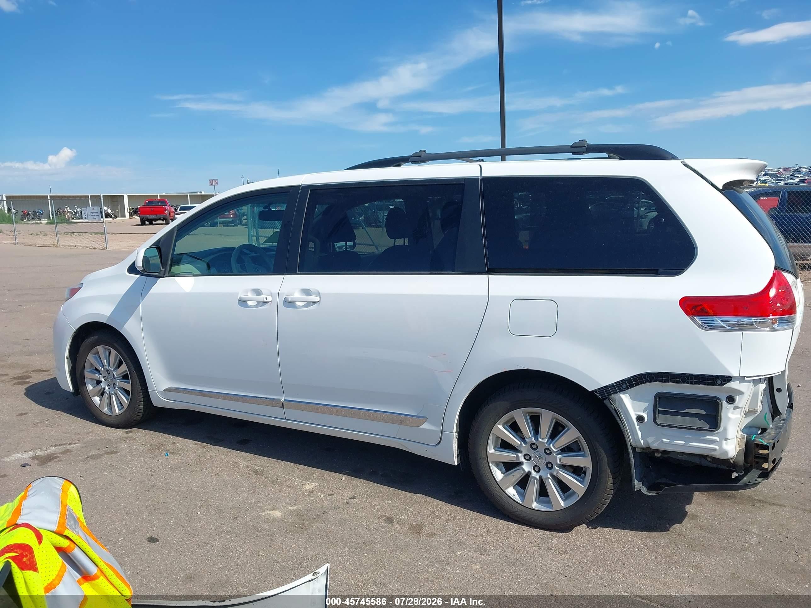 2014 Toyota Sienna Le 7 Passenger White vin: 5TDJK3DC3ES089930