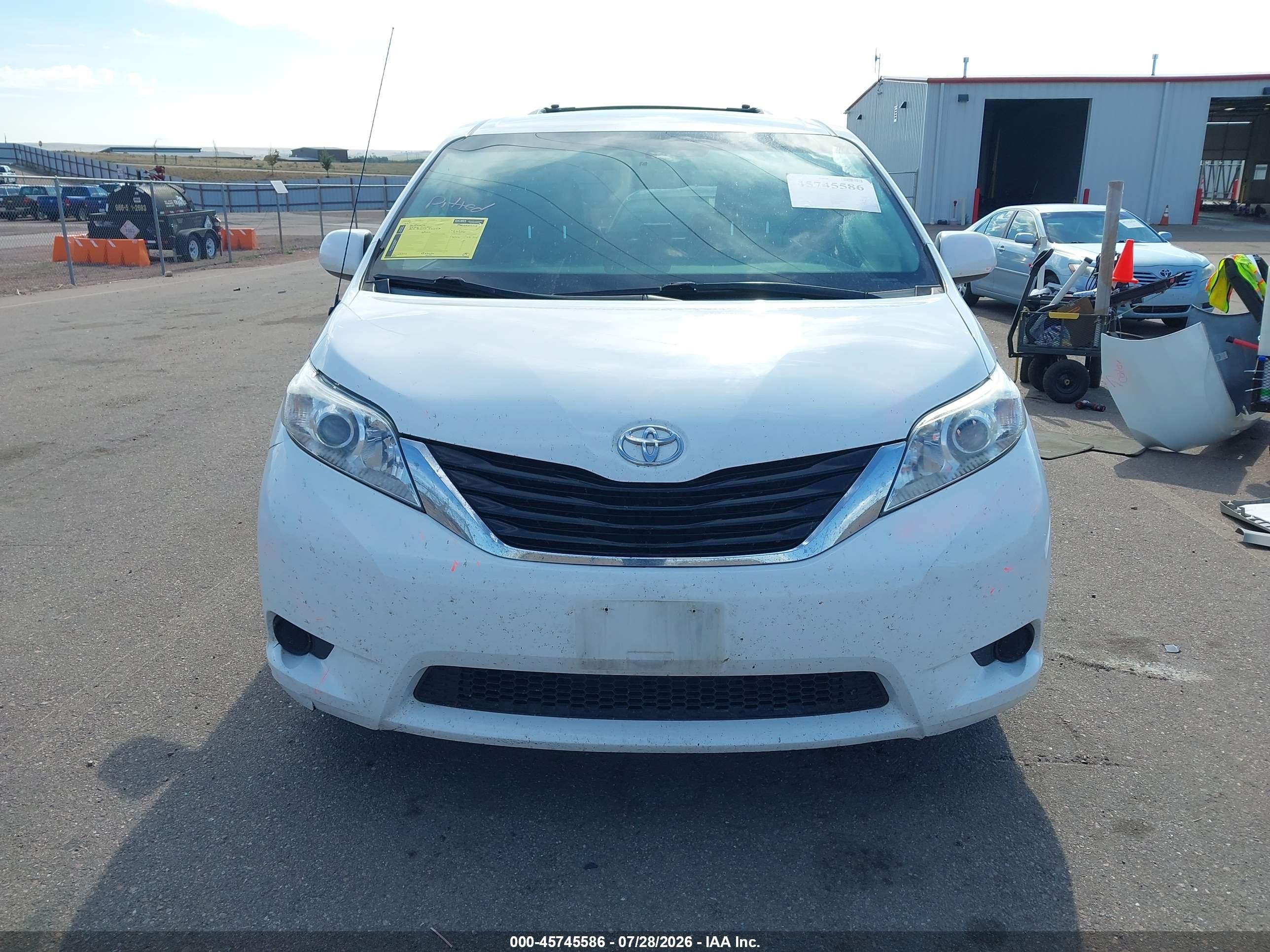 2014 Toyota Sienna Le 7 Passenger White vin: 5TDJK3DC3ES089930