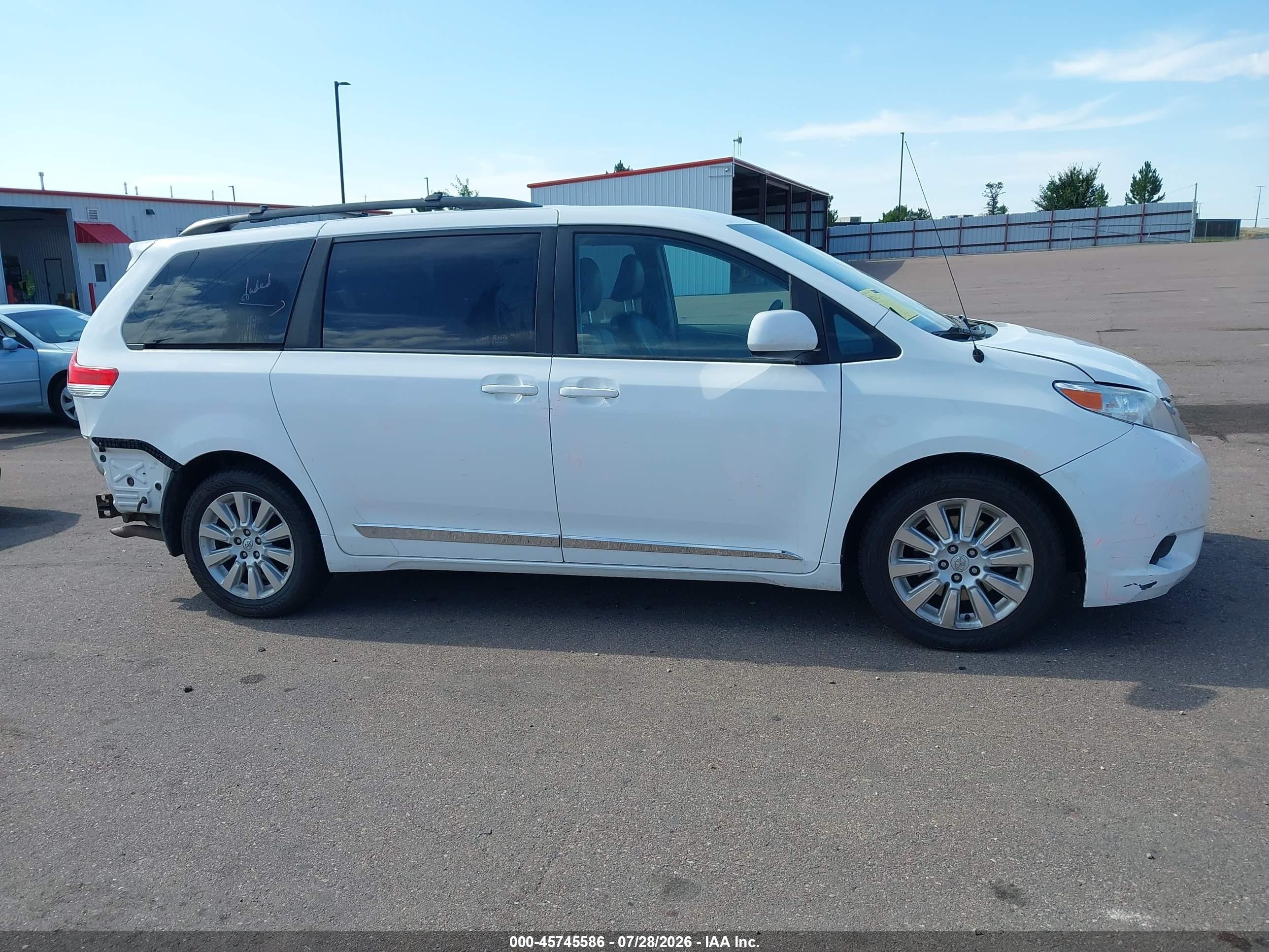 2014 Toyota Sienna Le 7 Passenger White vin: 5TDJK3DC3ES089930