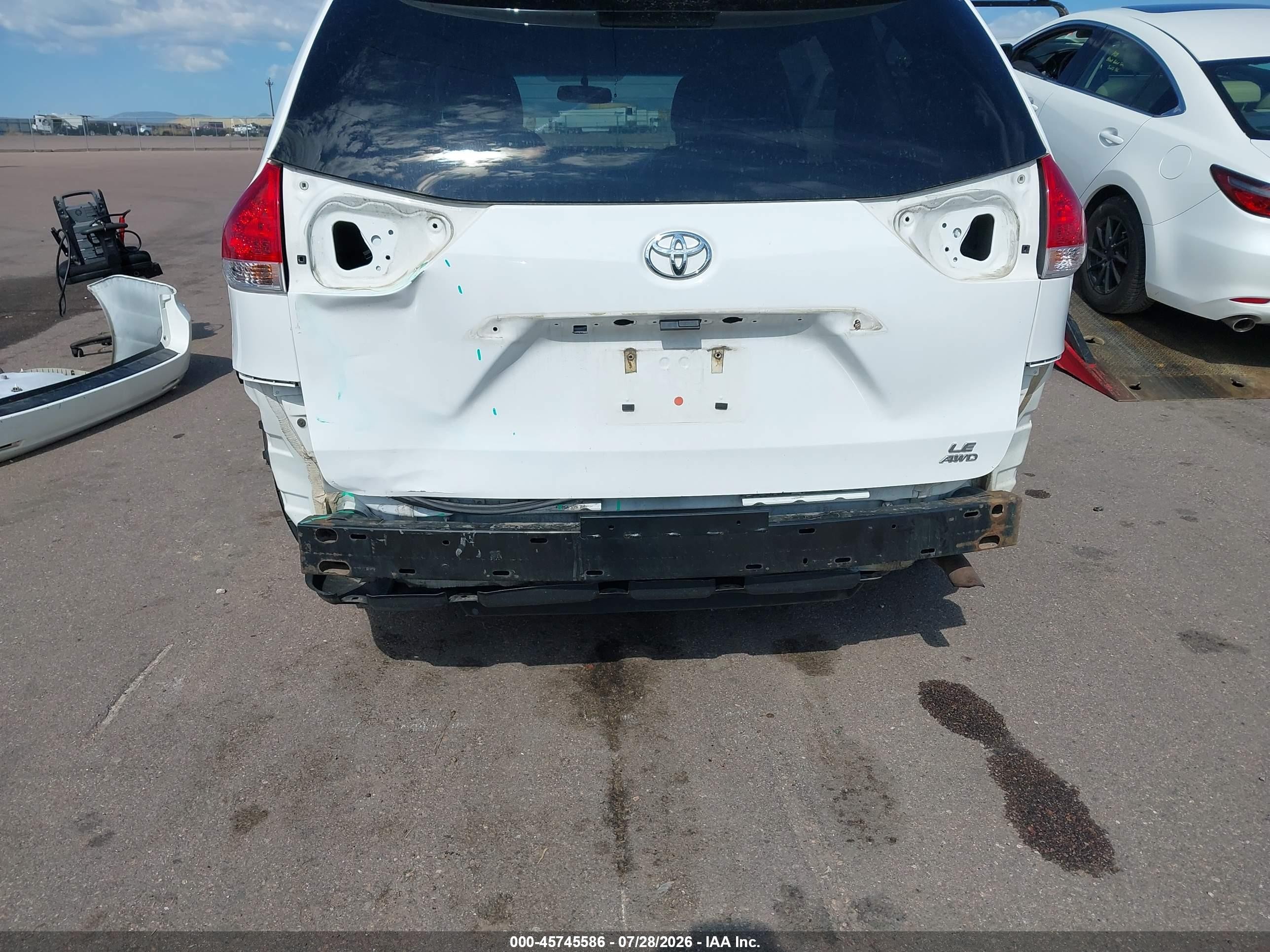 2014 Toyota Sienna Le 7 Passenger White vin: 5TDJK3DC3ES089930
