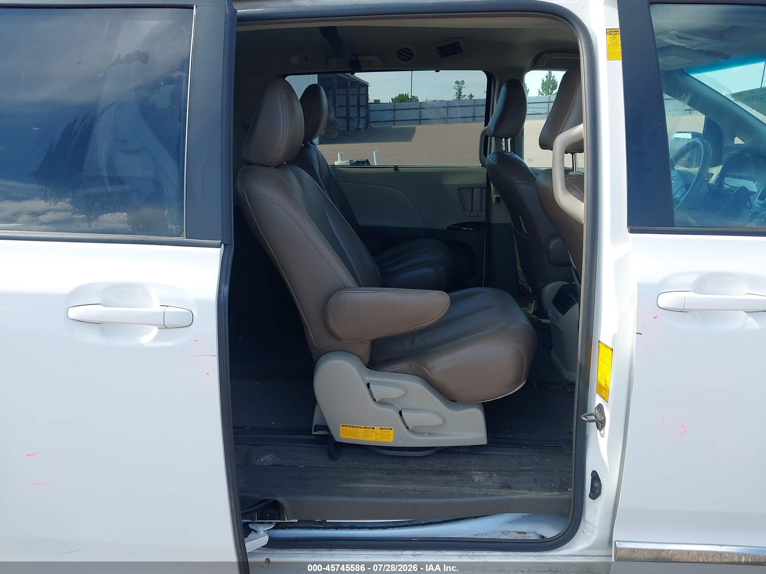 2014 Toyota Sienna Le 7 Passenger White vin: 5TDJK3DC3ES089930