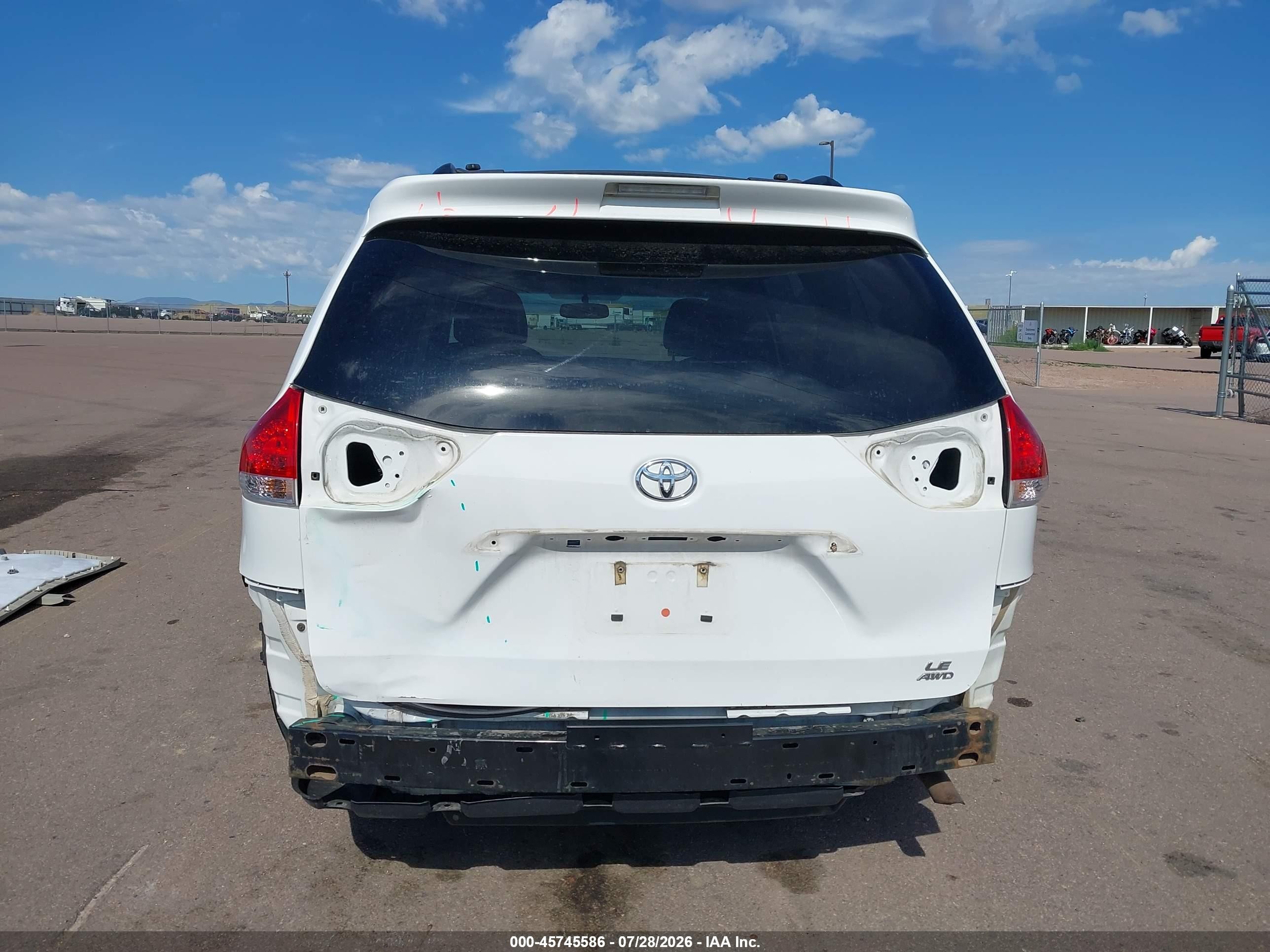 2014 Toyota Sienna Le 7 Passenger White vin: 5TDJK3DC3ES089930