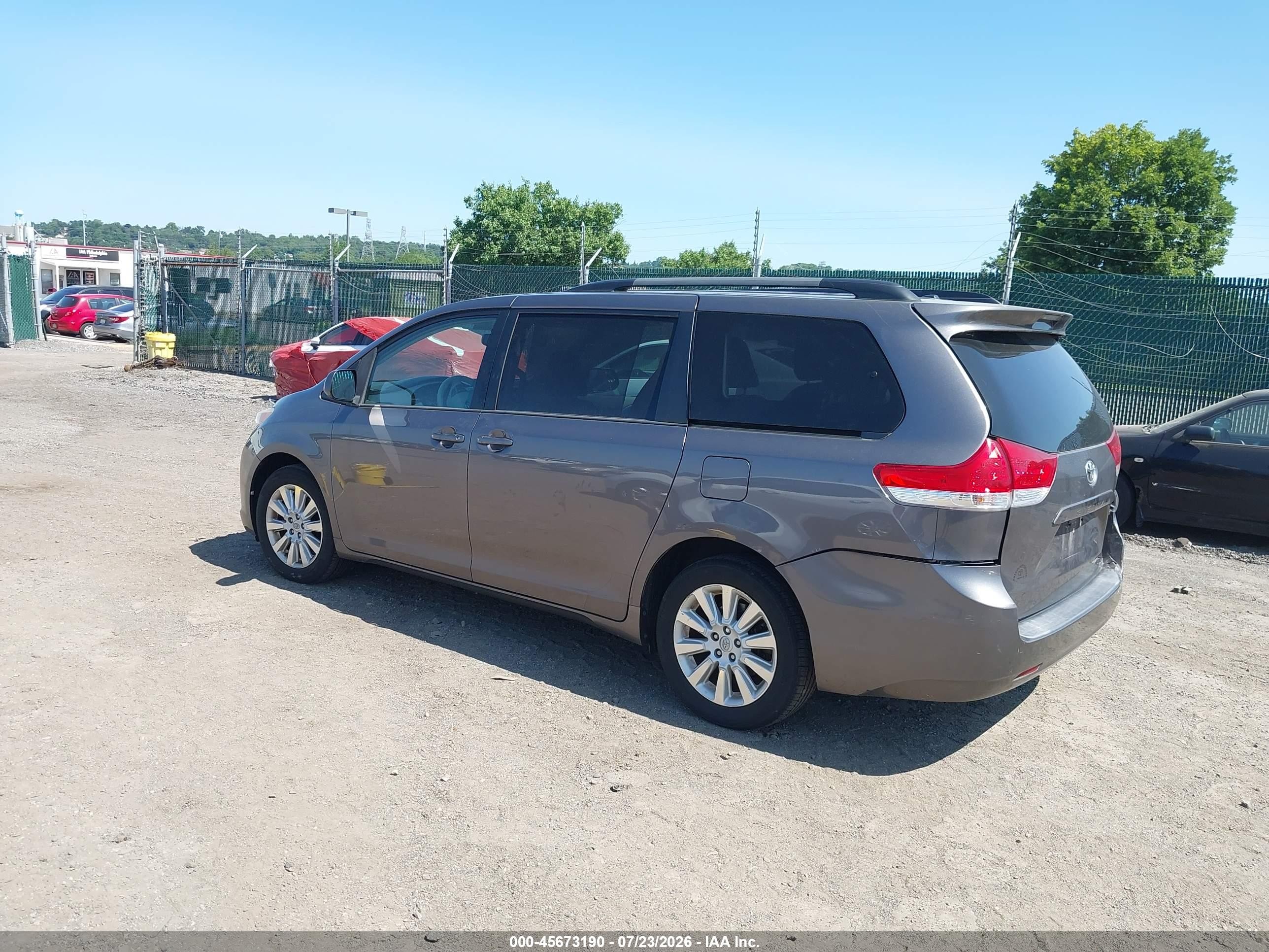 2014 Toyota Sienna Le 7 Passenger Gray vin: 5TDJK3DC3ES090303