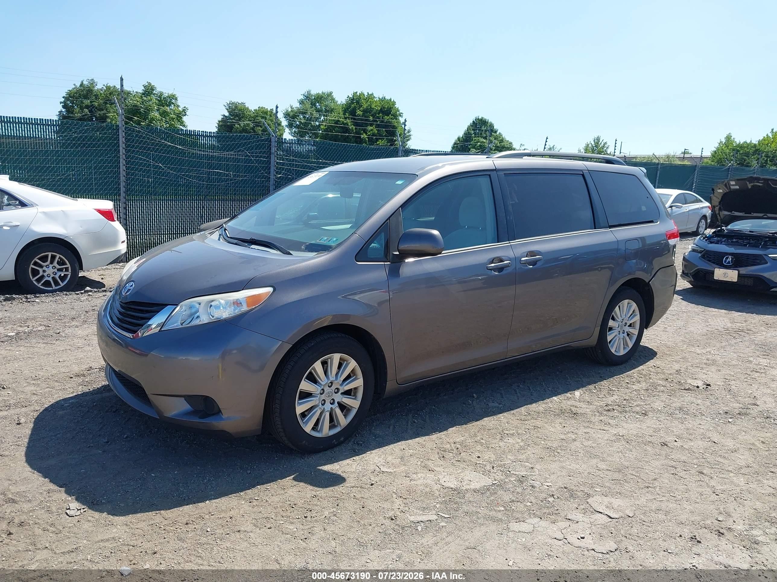 2014 Toyota Sienna Le 7 Passenger Gray vin: 5TDJK3DC3ES090303